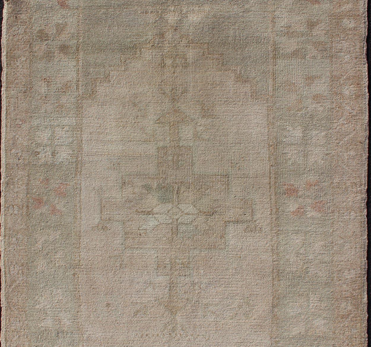 Türkischer Oushak-Teppich in weichen Sage- und Sandtönen 3'1 x 4'5 (20. Jahrhundert) im Angebot