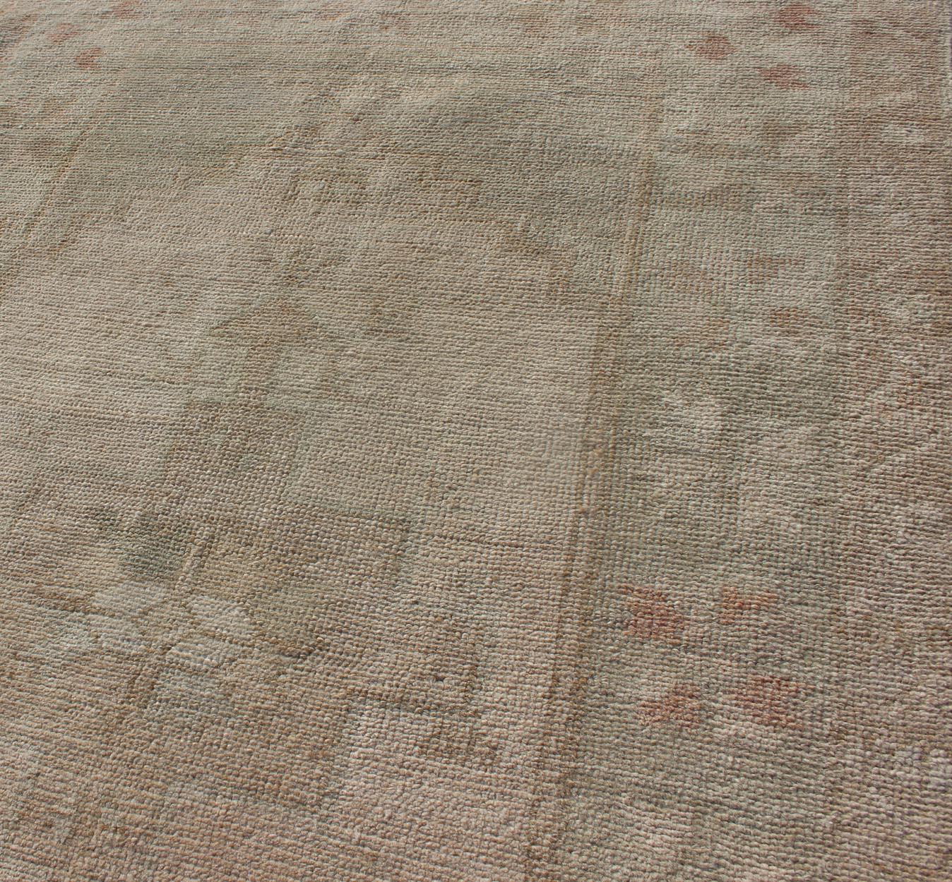 Türkischer Oushak-Teppich in weichen Sage- und Sandtönen 3'1 x 4'5 (Wolle) im Angebot