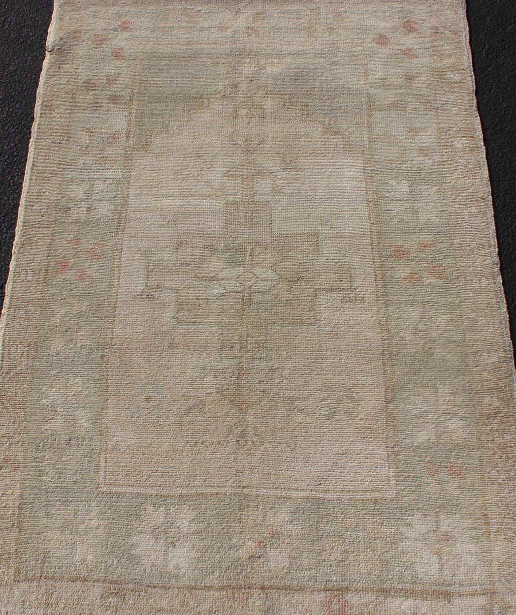 Türkischer Oushak-Teppich in weichen Sage- und Sandtönen 3'1 x 4'5 im Angebot 1