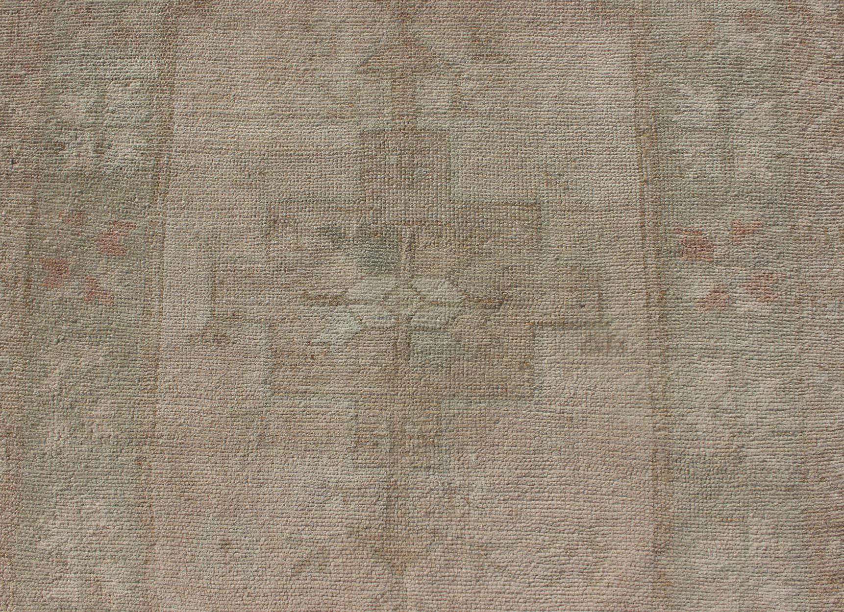 Türkischer Oushak-Teppich in weichen Sage- und Sandtönen 3'1 x 4'5 im Angebot 2