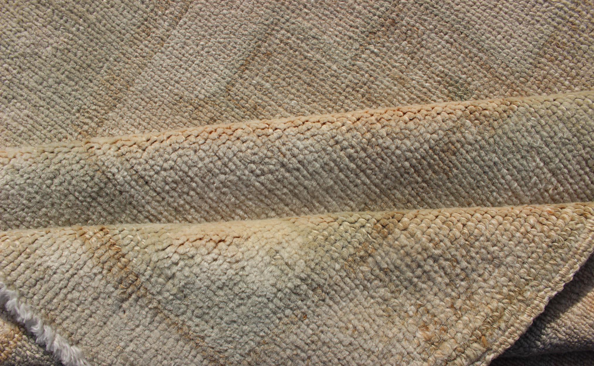 Türkischer Oushak-Teppich in weichen Sage- und Sandtönen 3'1 x 4'5 im Angebot 3