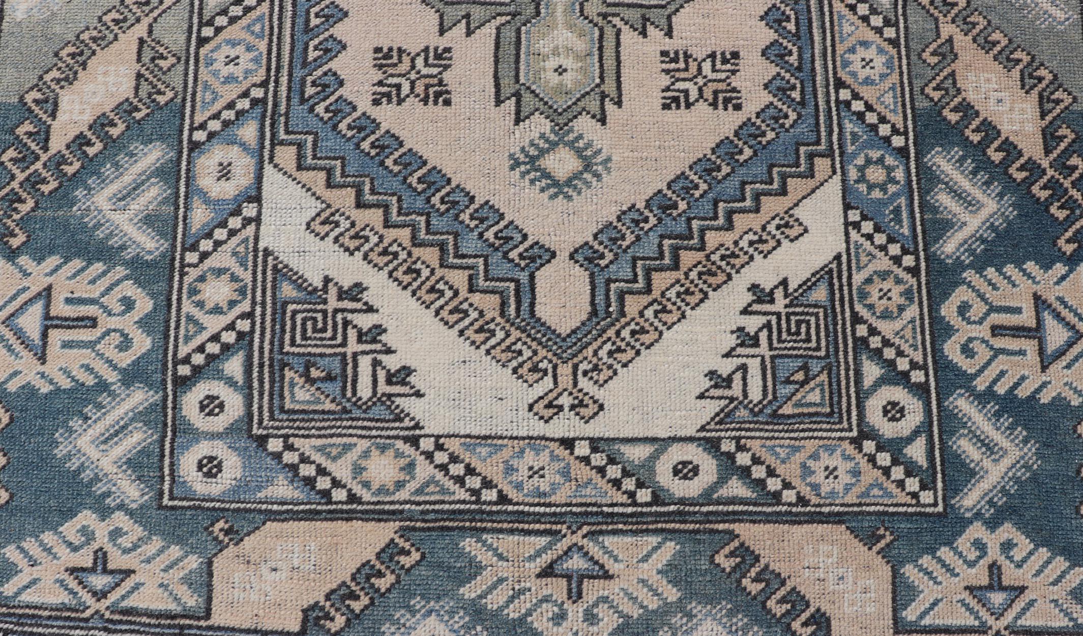 Türkischer Oushak-Teppich im Vintage-Stil in beruhigendem Blau und Creme mit geometrischen Motiven 4'1 x 6'6 im Angebot 4