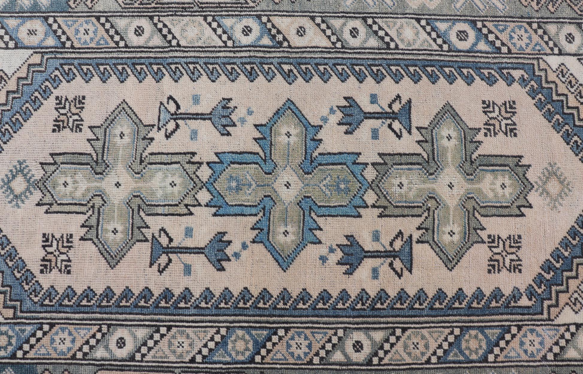 Türkischer Oushak-Teppich im Vintage-Stil in beruhigendem Blau und Creme mit geometrischen Motiven 4'1 x 6'6 im Angebot 5