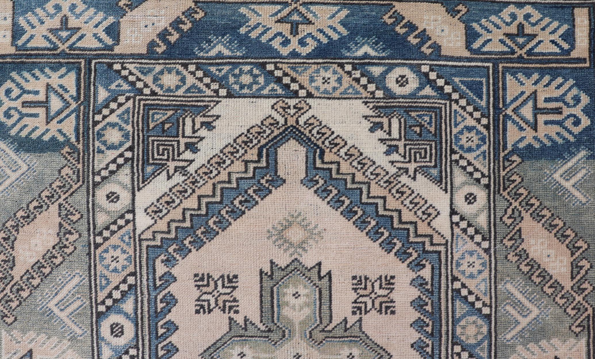 Maße: 4'1 x 6'6
Vintage Türkisch Oushak Teppich in beruhigenden Blau und Creme Geometrische Motive 4'1 x 6'6. Keivan Woven Arts / Teppich / EN-14554 Herkunftsland / Art: Türkei / Oushak 
Dieser türkische Oushak-Teppich zeichnet sich durch eine