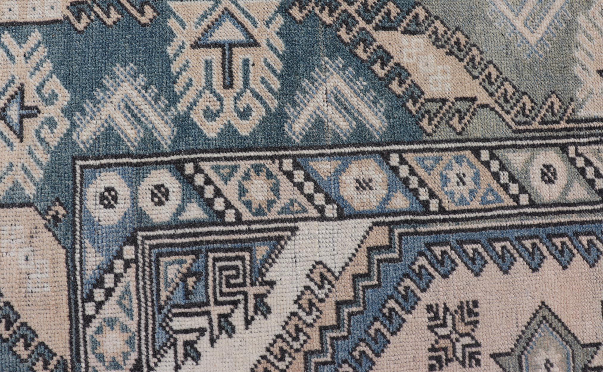 Türkischer Oushak-Teppich im Vintage-Stil in beruhigendem Blau und Creme mit geometrischen Motiven 4'1 x 6'6 (Handgeknüpft) im Angebot