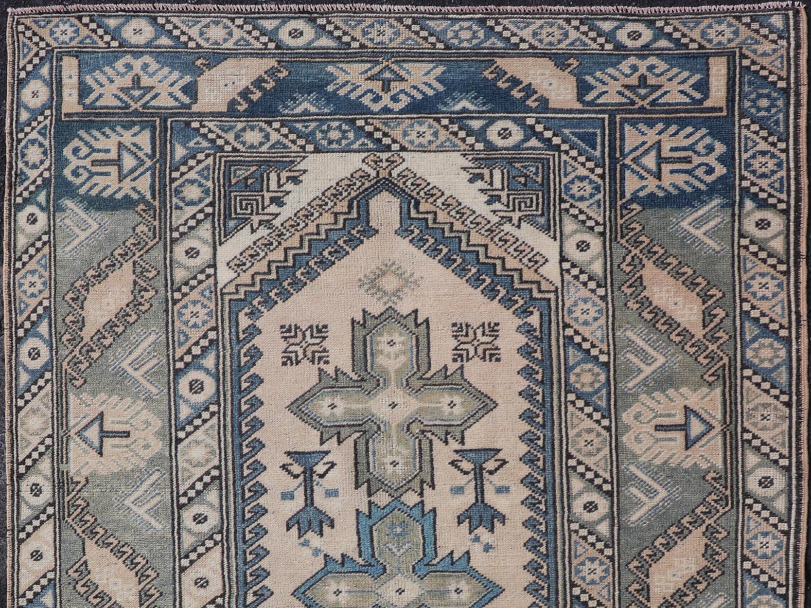 Türkischer Oushak-Teppich im Vintage-Stil in beruhigendem Blau und Creme mit geometrischen Motiven 4'1 x 6'6 im Zustand „Gut“ im Angebot in Atlanta, GA