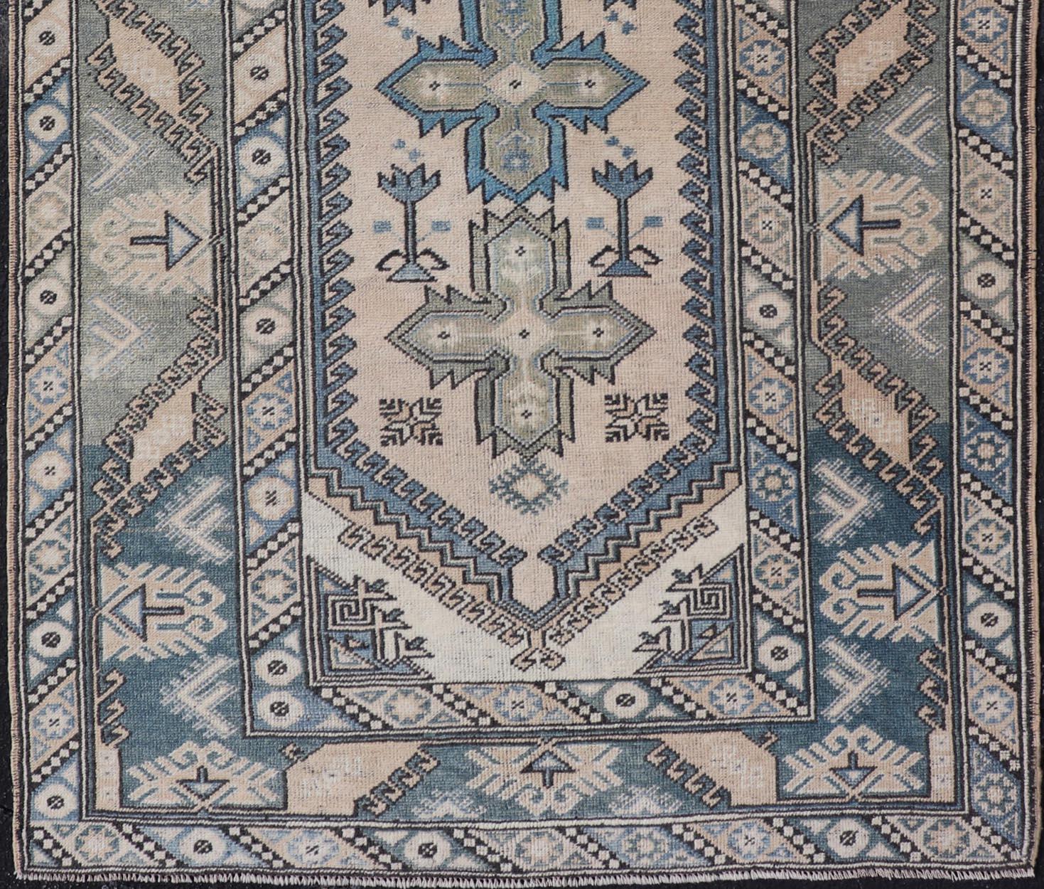 Türkischer Oushak-Teppich im Vintage-Stil in beruhigendem Blau und Creme mit geometrischen Motiven 4'1 x 6'6 (20. Jahrhundert) im Angebot