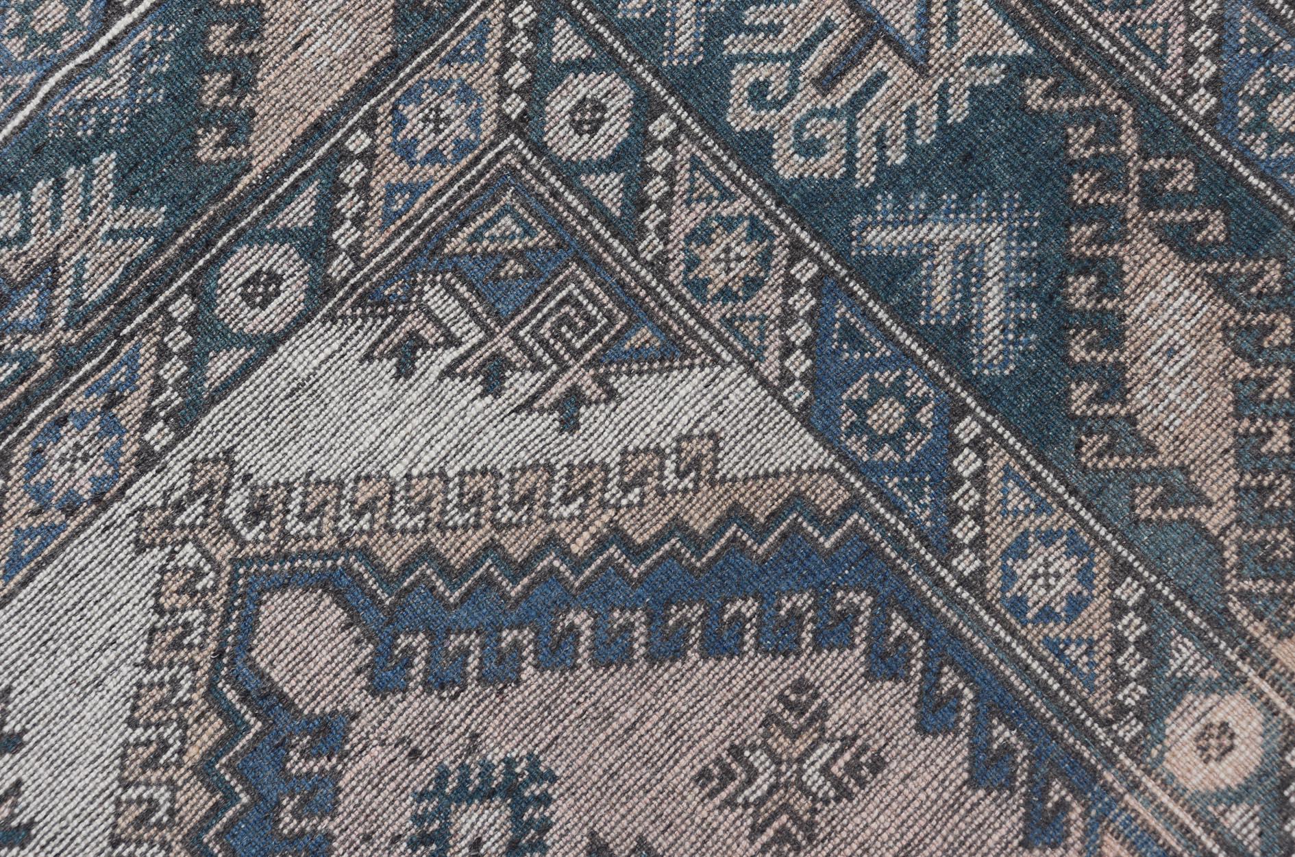 Türkischer Oushak-Teppich im Vintage-Stil in beruhigendem Blau und Creme mit geometrischen Motiven 4'1 x 6'6 (Wolle) im Angebot
