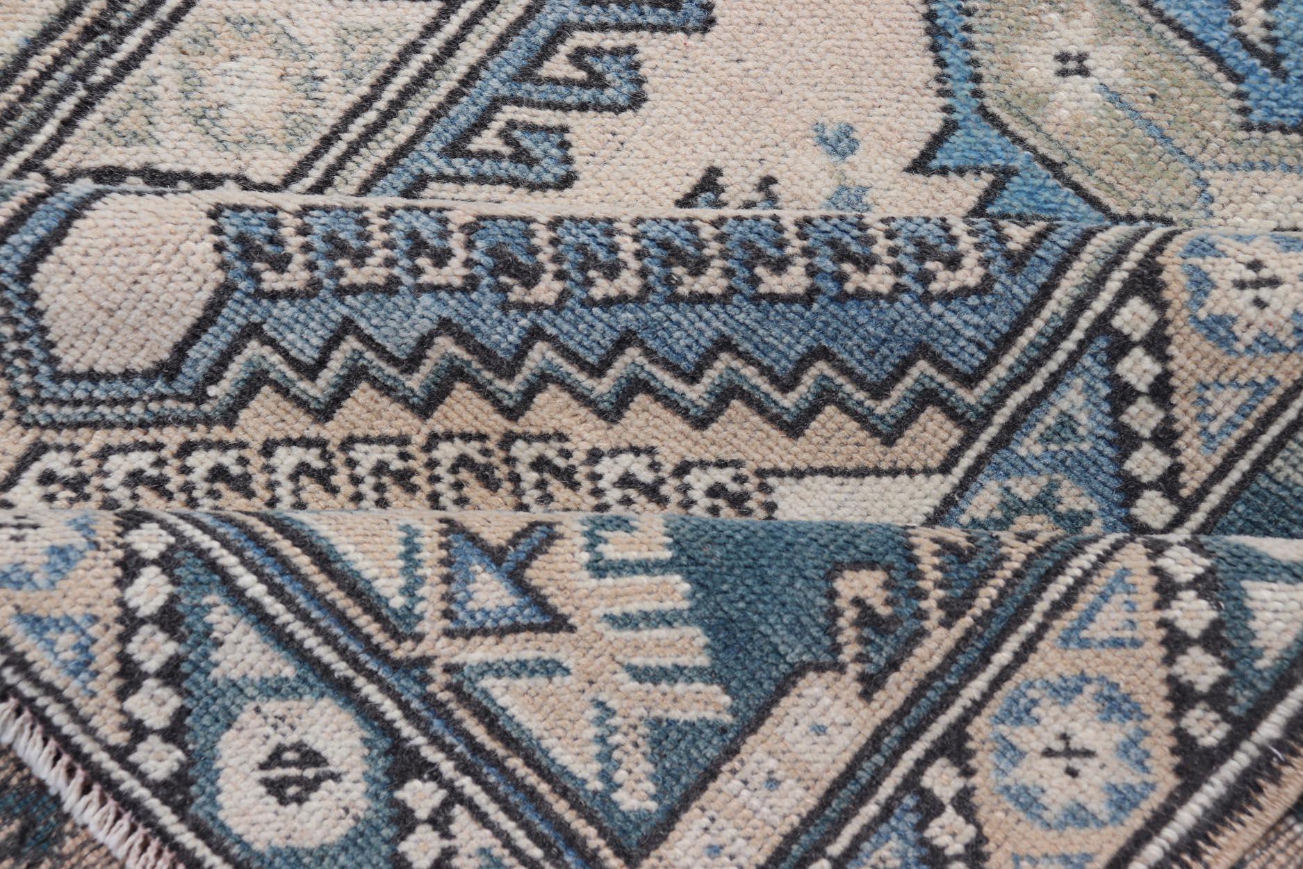 Türkischer Oushak-Teppich im Vintage-Stil in beruhigendem Blau und Creme mit geometrischen Motiven 4'1 x 6'6 im Angebot 1