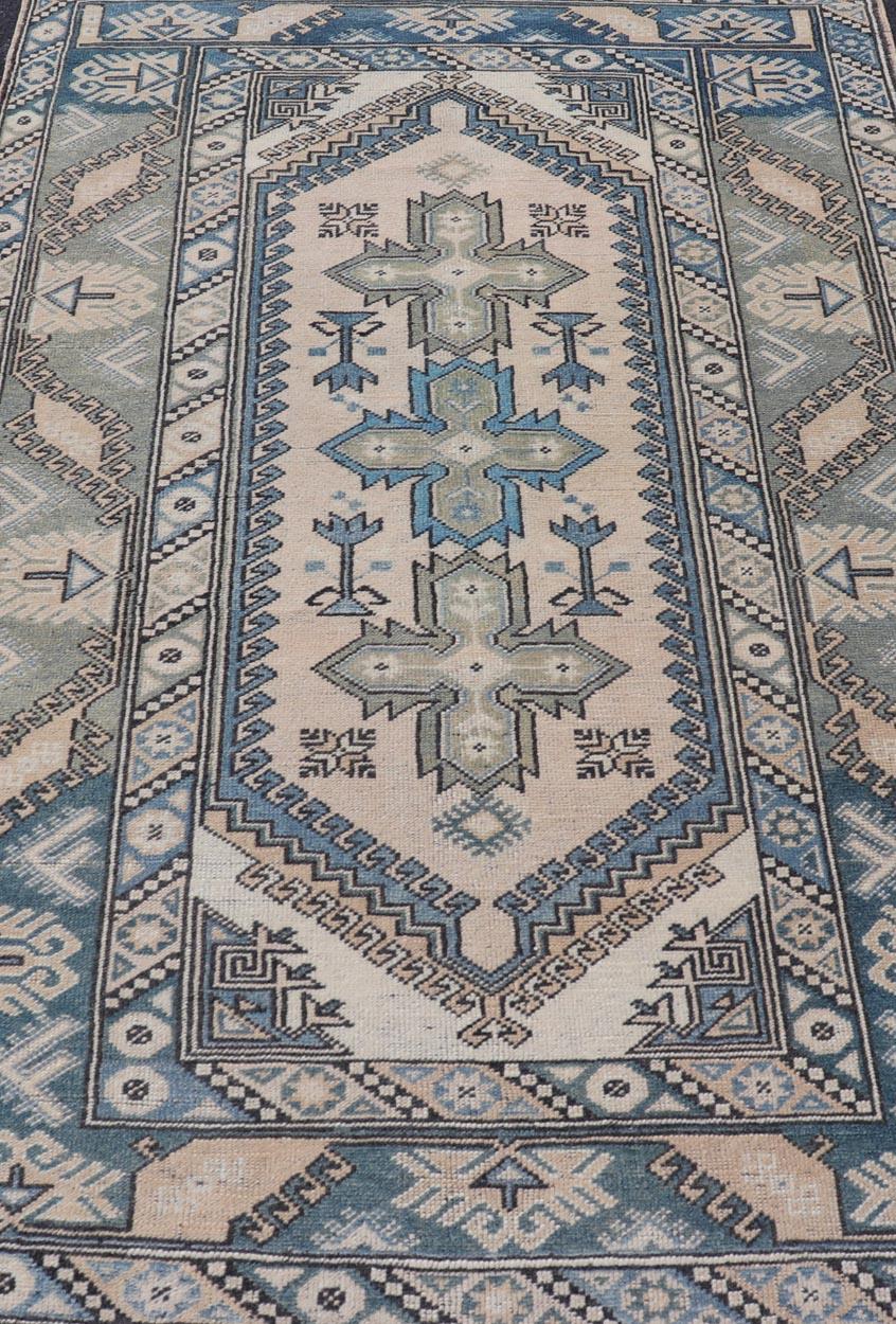 Türkischer Oushak-Teppich im Vintage-Stil in beruhigendem Blau und Creme mit geometrischen Motiven 4'1 x 6'6 im Angebot 2