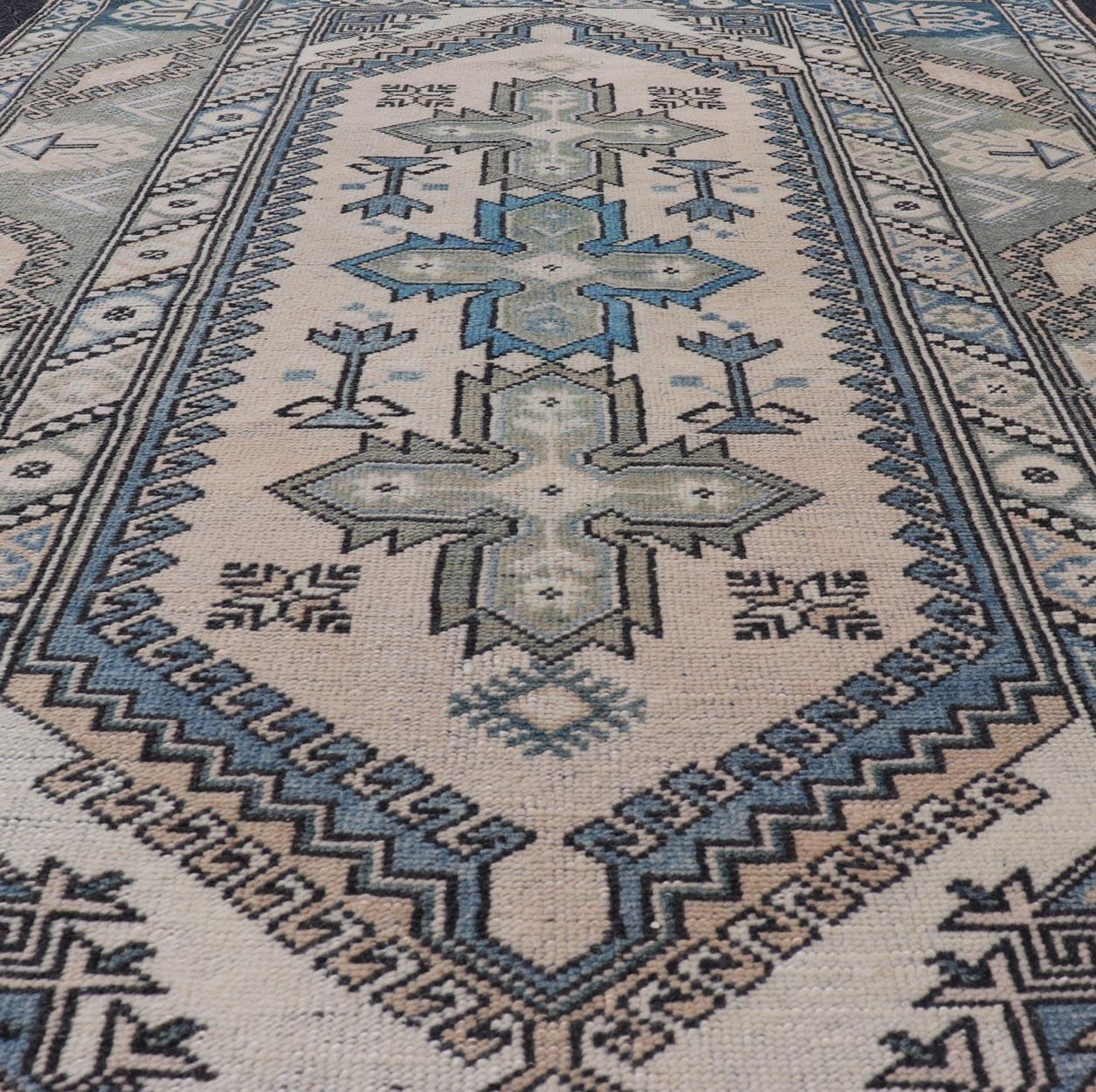 Türkischer Oushak-Teppich im Vintage-Stil in beruhigendem Blau und Creme mit geometrischen Motiven 4'1 x 6'6 im Angebot 3