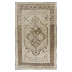 Tapis turc Oushak vintage aux couleurs taupe, marron et terre