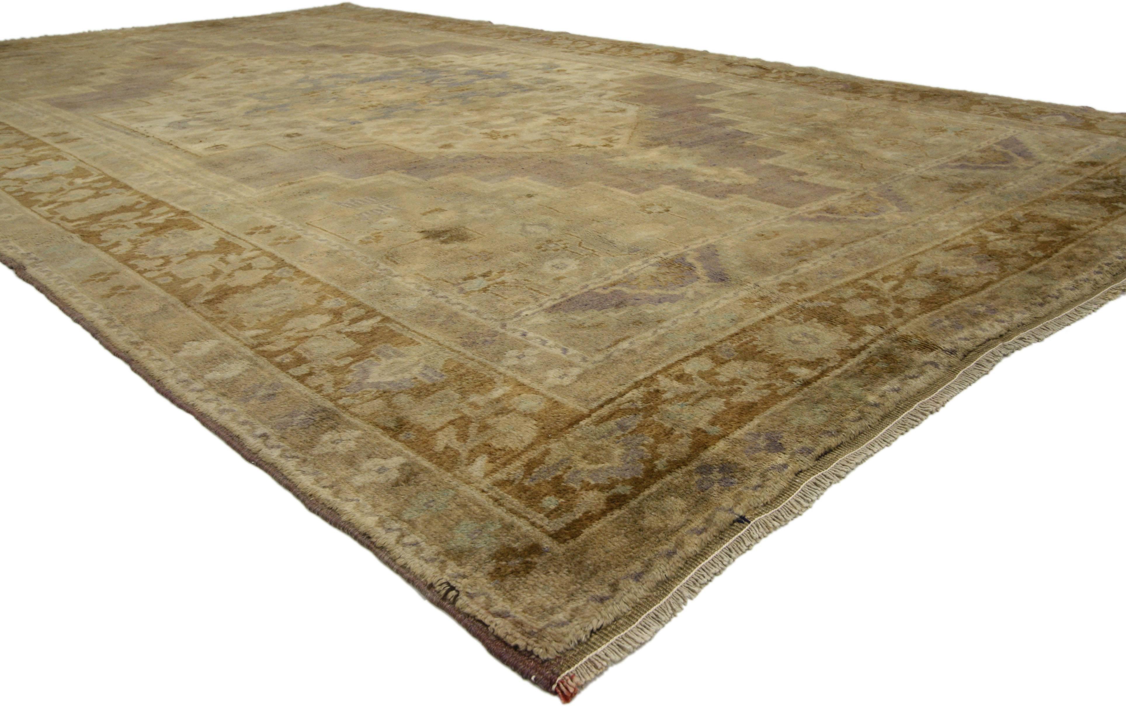 Vintage Turkish Oushak Rug in Traditional Style, Turkish Oushak Gallery Rug In Good Condition For Sale In Dallas, TX
