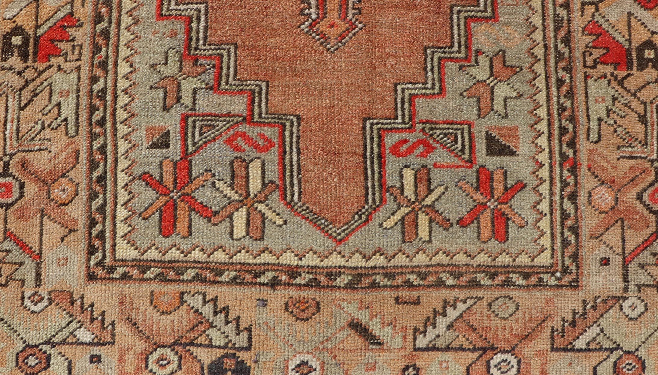 Türkischer Oushak-Teppich im Vintage-Stil in warmen Erdtönen und geometrischen Mustern, 3'7 x 5'10 im Angebot 4
