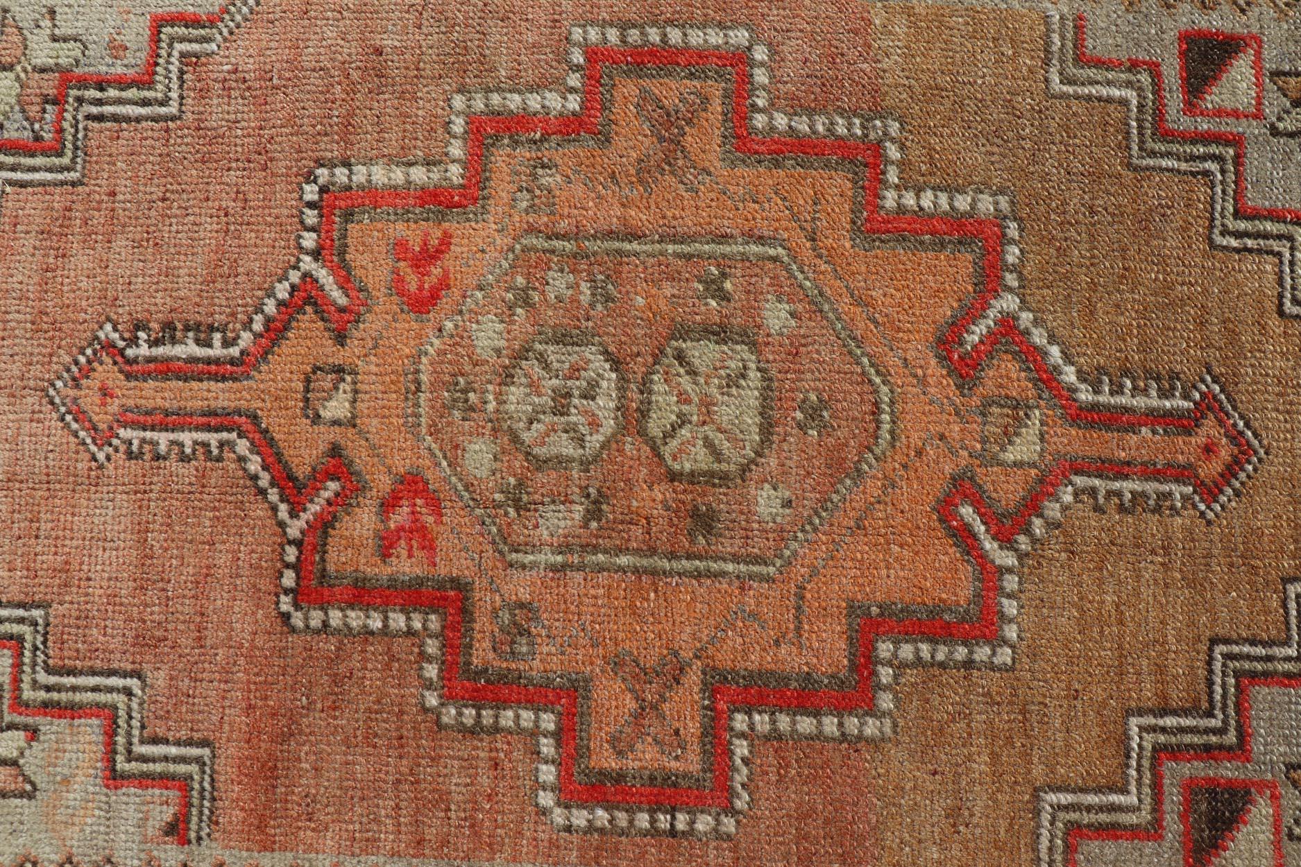 Türkischer Oushak-Teppich im Vintage-Stil in warmen Erdtönen und geometrischen Mustern, 3'7 x 5'10 im Angebot 5