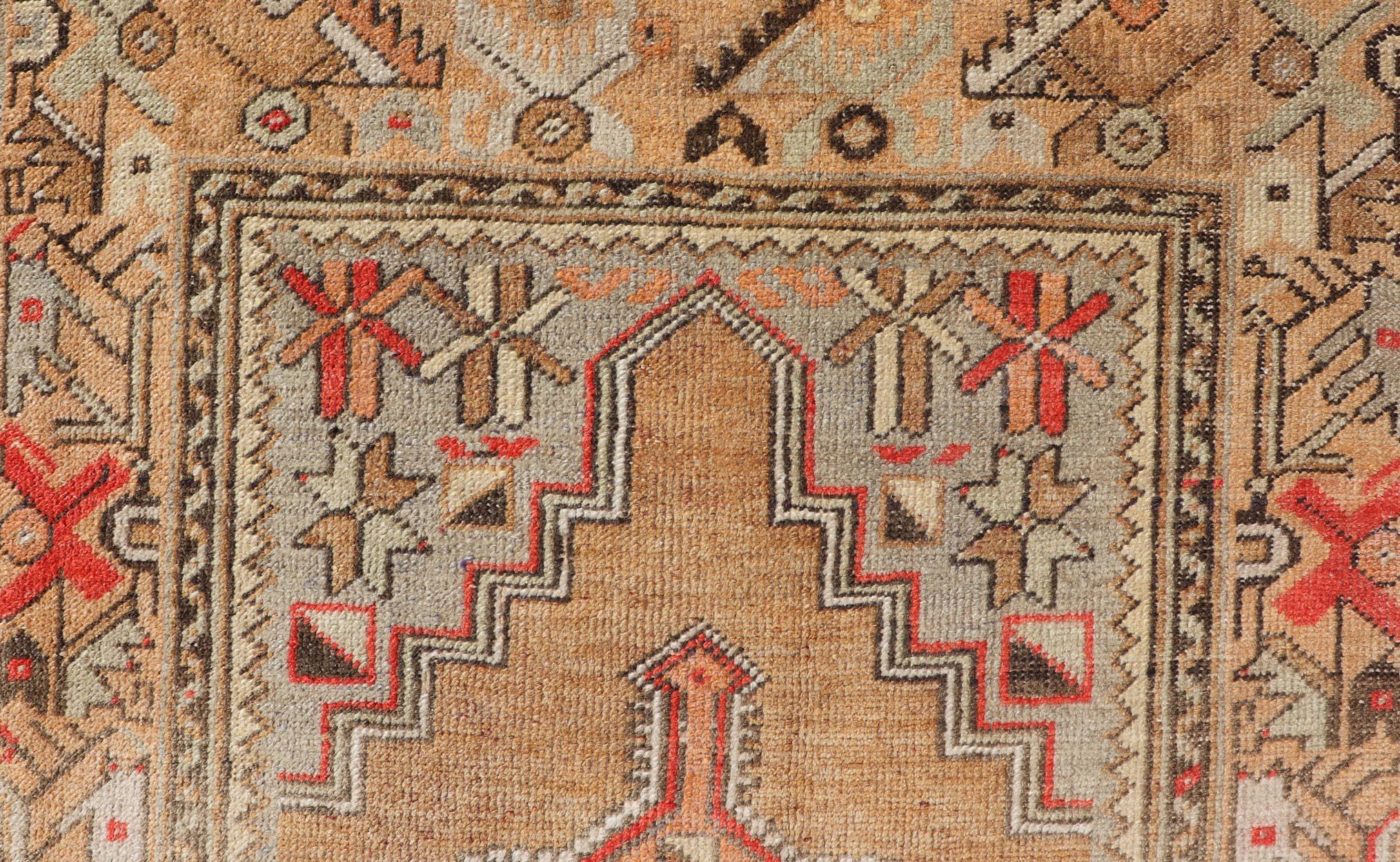 Maße: 3'7 x 5'10 
Vintage Turkish Oushak Rug In Warm Earth Tones and Geometric Patterns 3'7 x 5'10. Keivan Woven Arts / Teppich / EN-15576 Herkunftsland / Art: Türkei / Oushak 
Der fesselnde türkische Vintage-Oushak-Teppich besticht durch seine