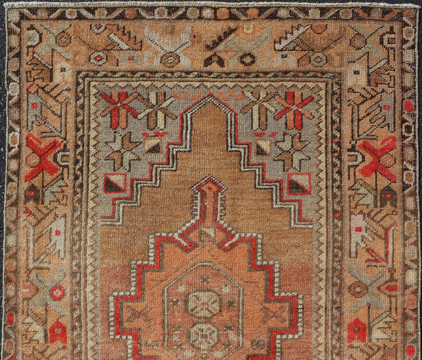 Türkischer Oushak-Teppich im Vintage-Stil in warmen Erdtönen und geometrischen Mustern, 3'7 x 5'10 (Handgeknüpft) im Angebot