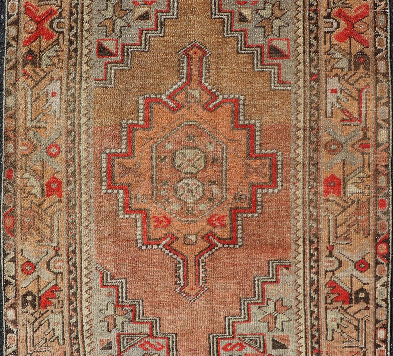 Türkischer Oushak-Teppich im Vintage-Stil in warmen Erdtönen und geometrischen Mustern, 3'7 x 5'10 im Zustand „Gut“ im Angebot in Atlanta, GA
