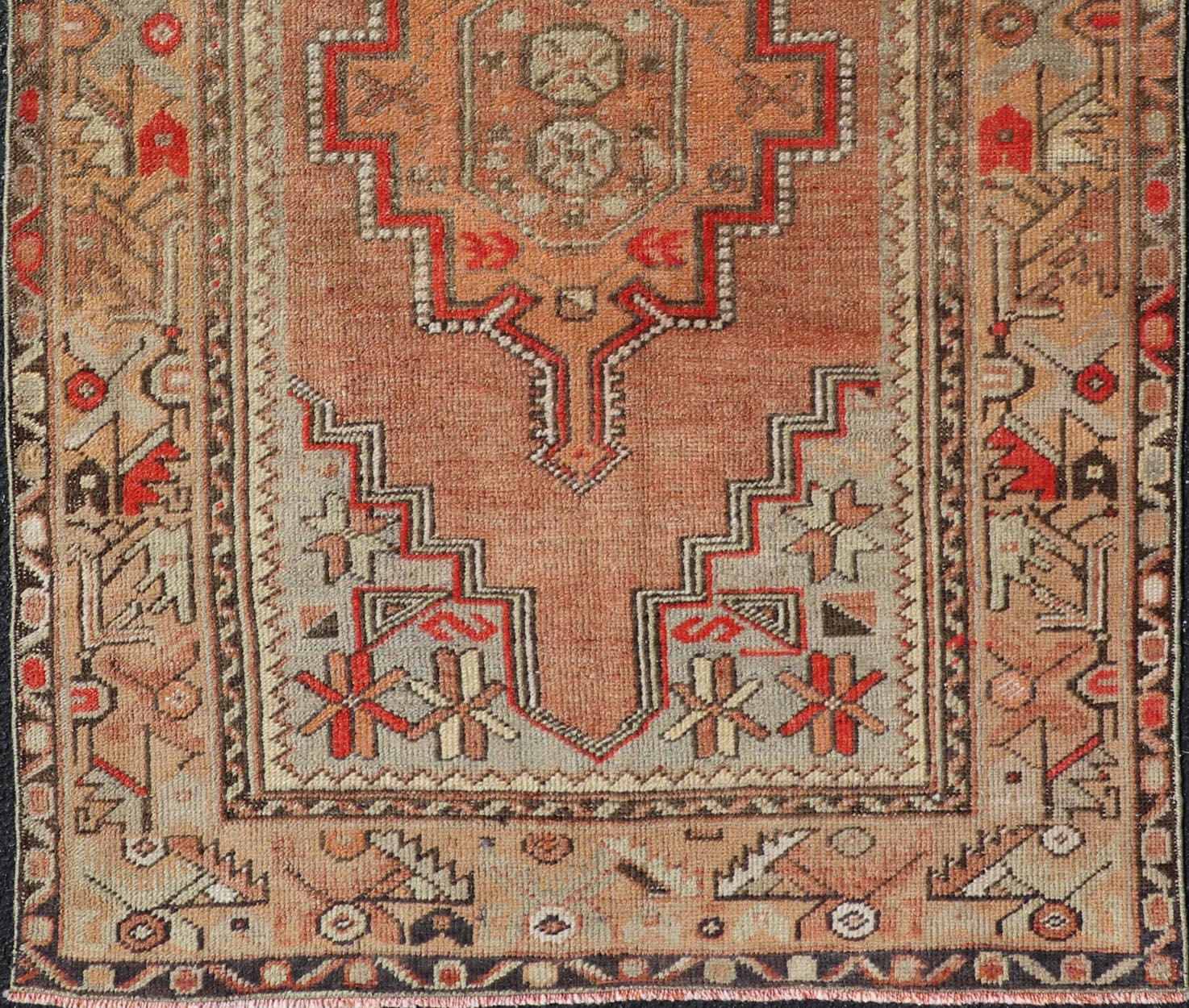 Türkischer Oushak-Teppich im Vintage-Stil in warmen Erdtönen und geometrischen Mustern, 3'7 x 5'10 (20. Jahrhundert) im Angebot