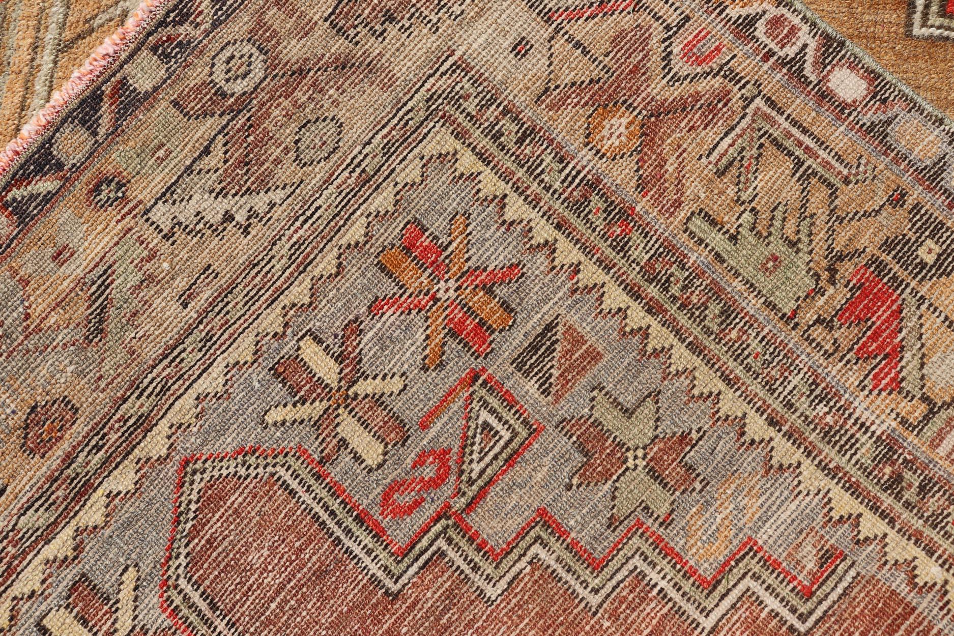 Türkischer Oushak-Teppich im Vintage-Stil in warmen Erdtönen und geometrischen Mustern, 3'7 x 5'10 (Wolle) im Angebot