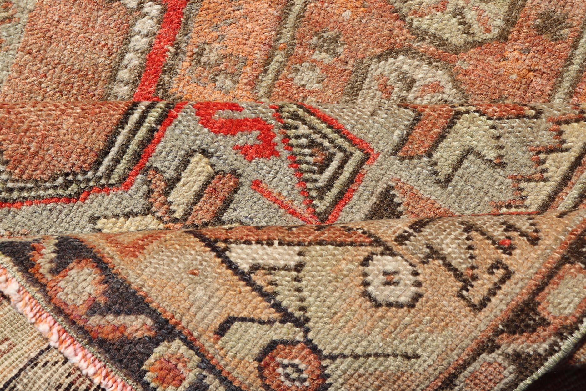 Türkischer Oushak-Teppich im Vintage-Stil in warmen Erdtönen und geometrischen Mustern, 3'7 x 5'10 im Angebot 1