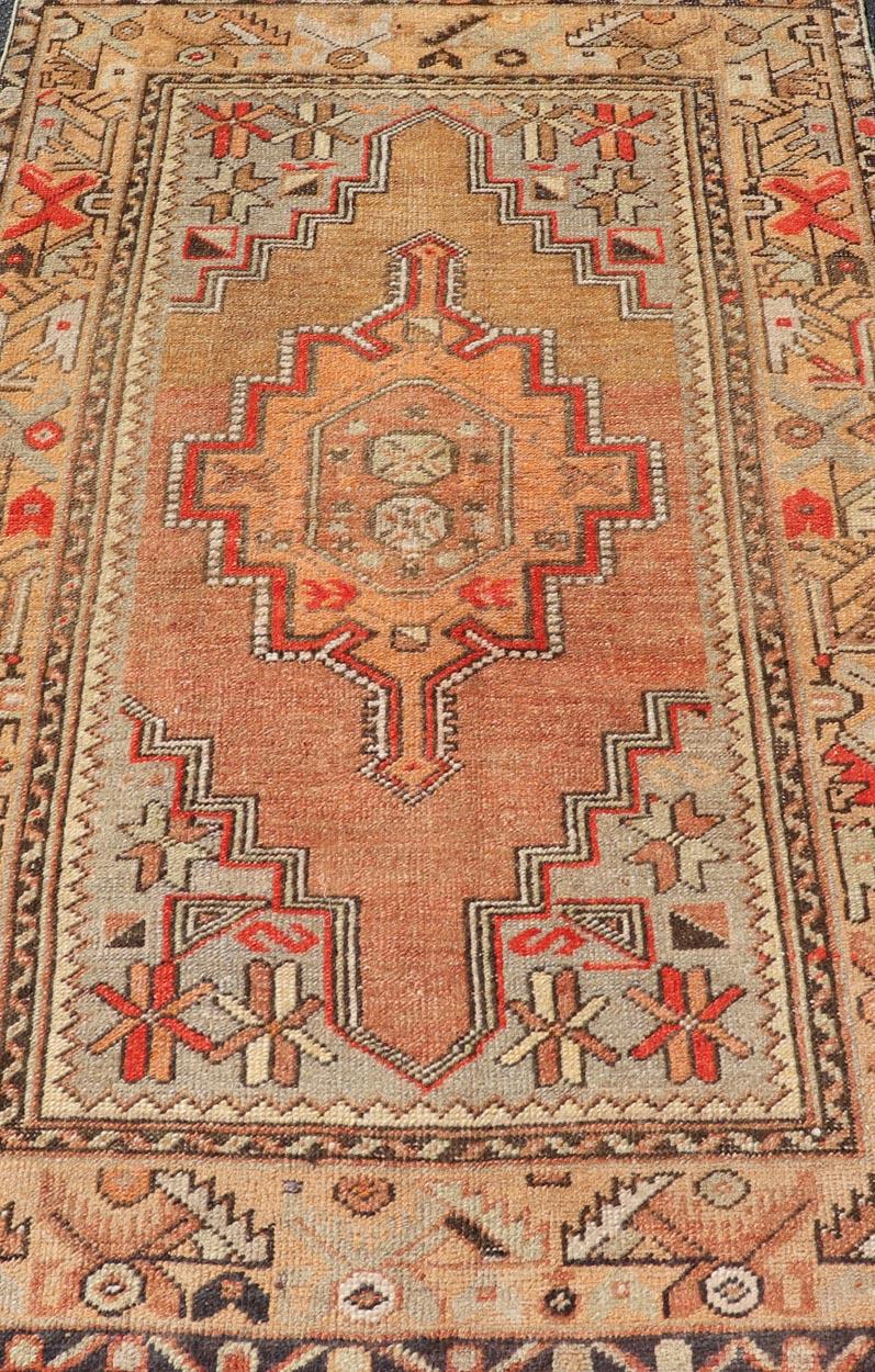 Türkischer Oushak-Teppich im Vintage-Stil in warmen Erdtönen und geometrischen Mustern, 3'7 x 5'10 im Angebot 2