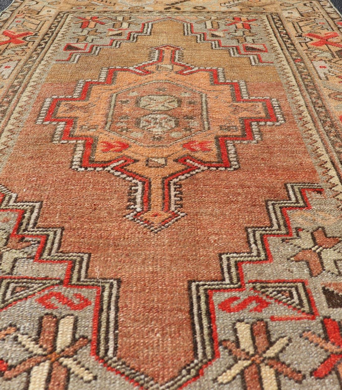 Türkischer Oushak-Teppich im Vintage-Stil in warmen Erdtönen und geometrischen Mustern, 3'7 x 5'10 im Angebot 3