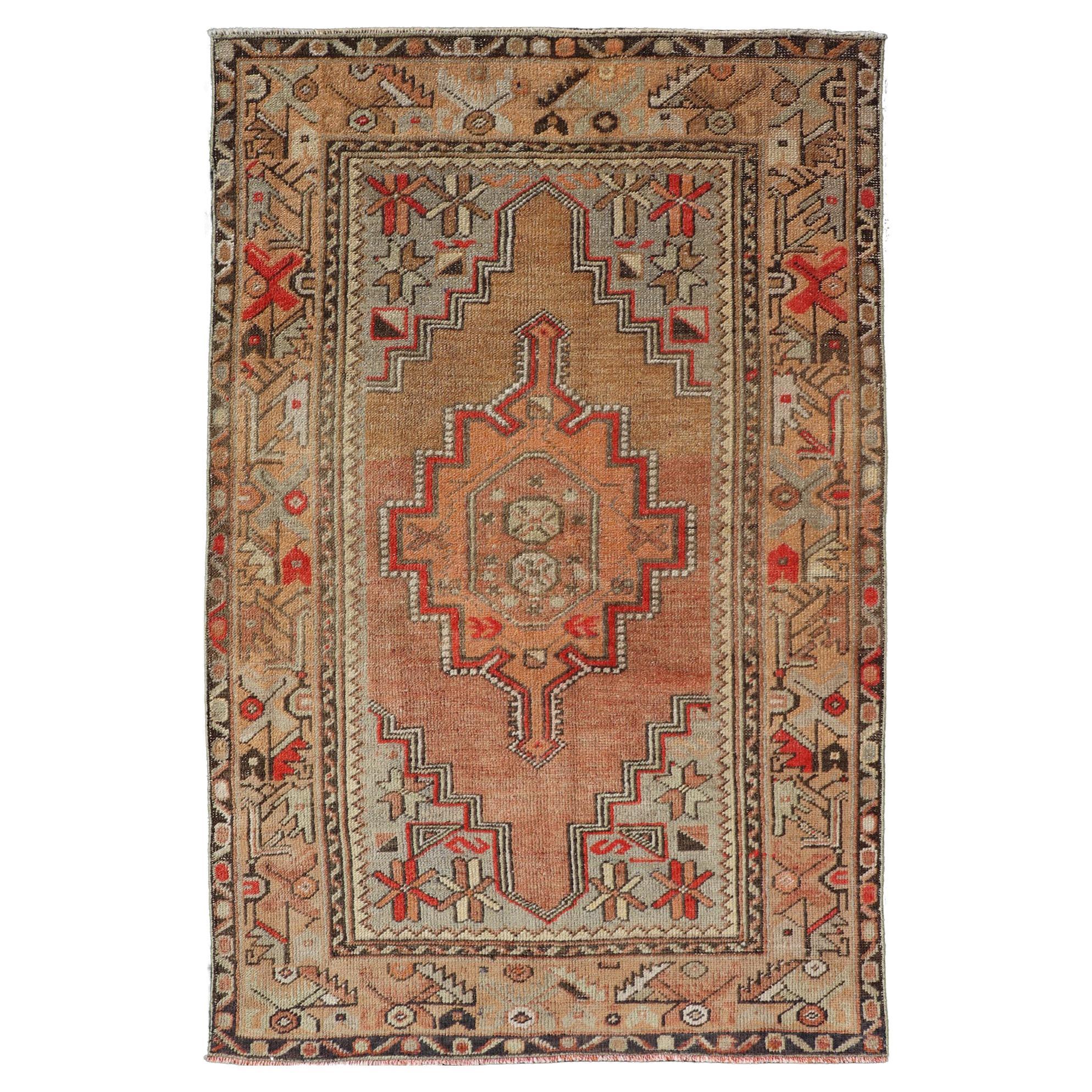 Tapis turc Oushak dans des tons terreux chauds et des motifs géométriques 3'7 x 5'10