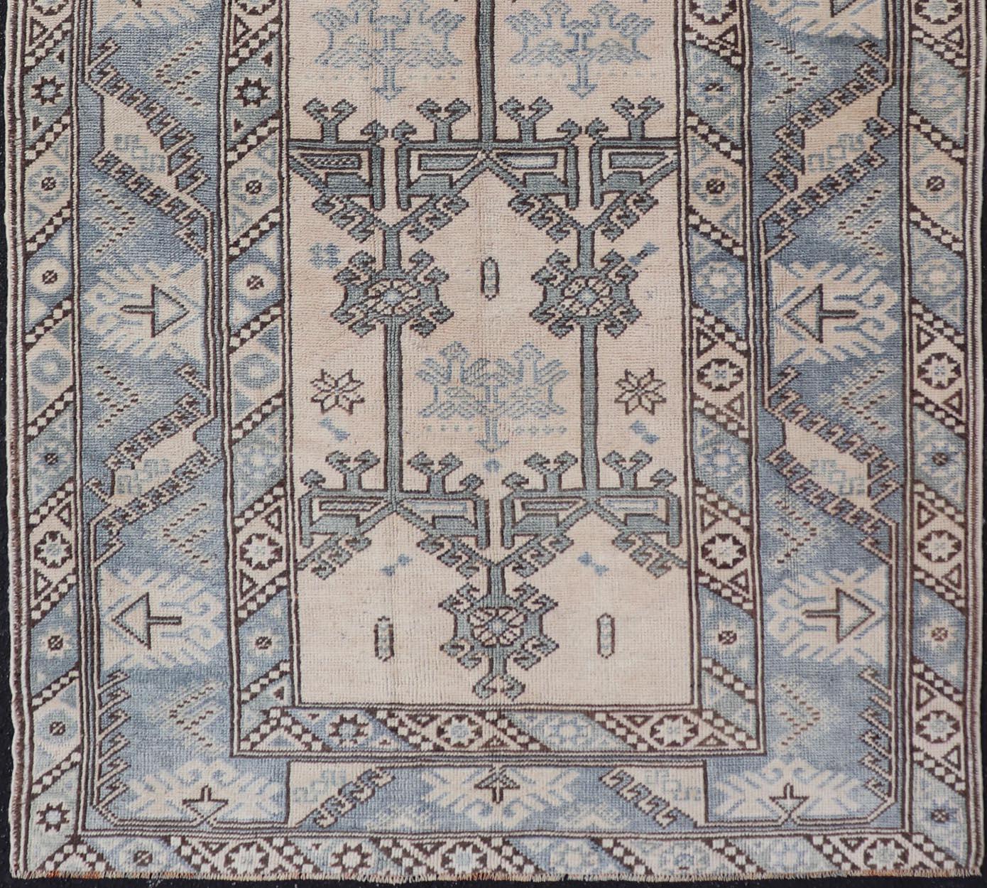 Türkischer Oushak-Teppich im Vintage-Stil in warmen Erdtönen und geometrischen Mustern, 4'1 x 6'9 im Angebot 4