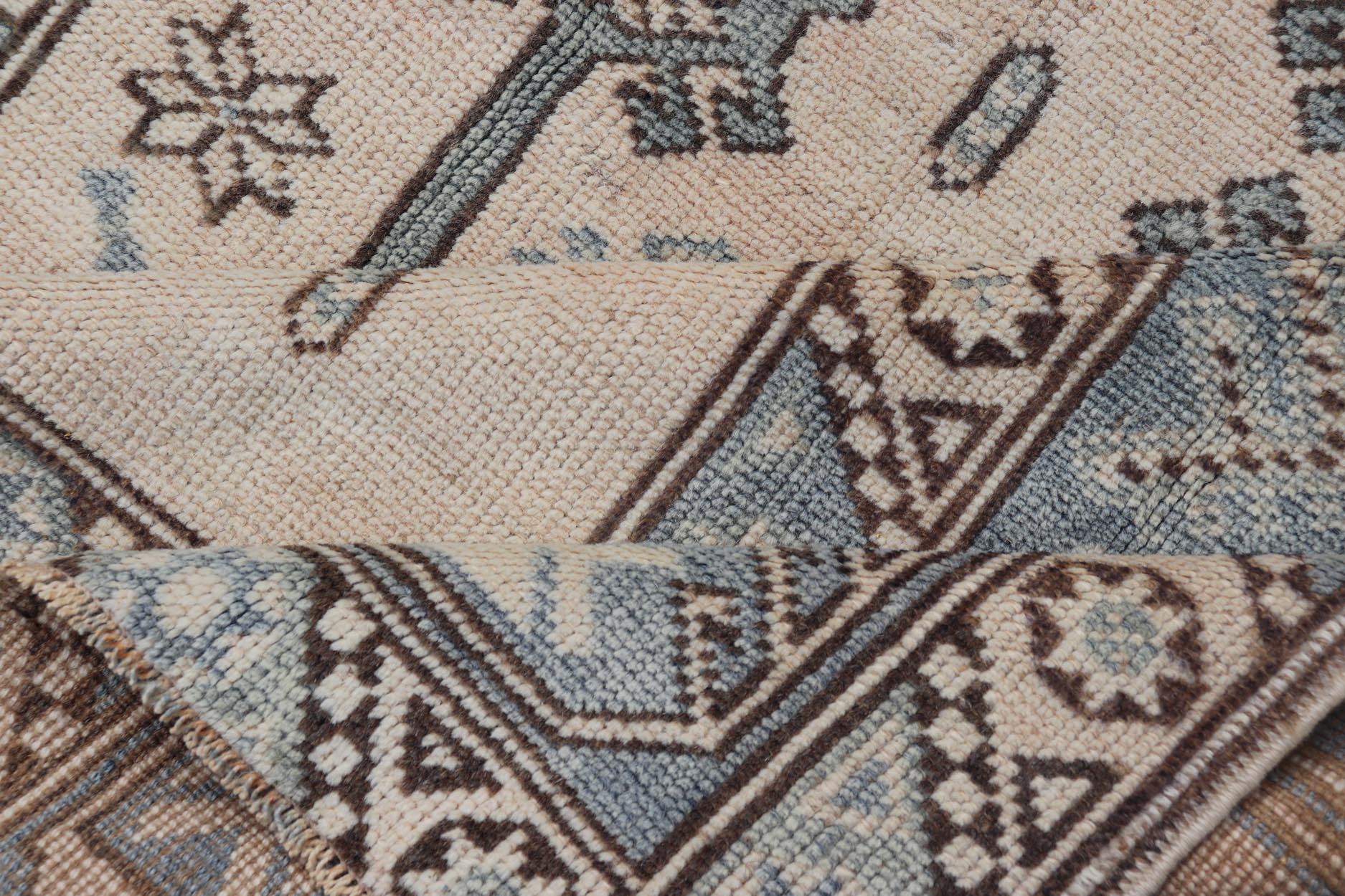Türkischer Oushak-Teppich im Vintage-Stil in warmen Erdtönen und geometrischen Mustern, 4'1 x 6'9 im Angebot 6