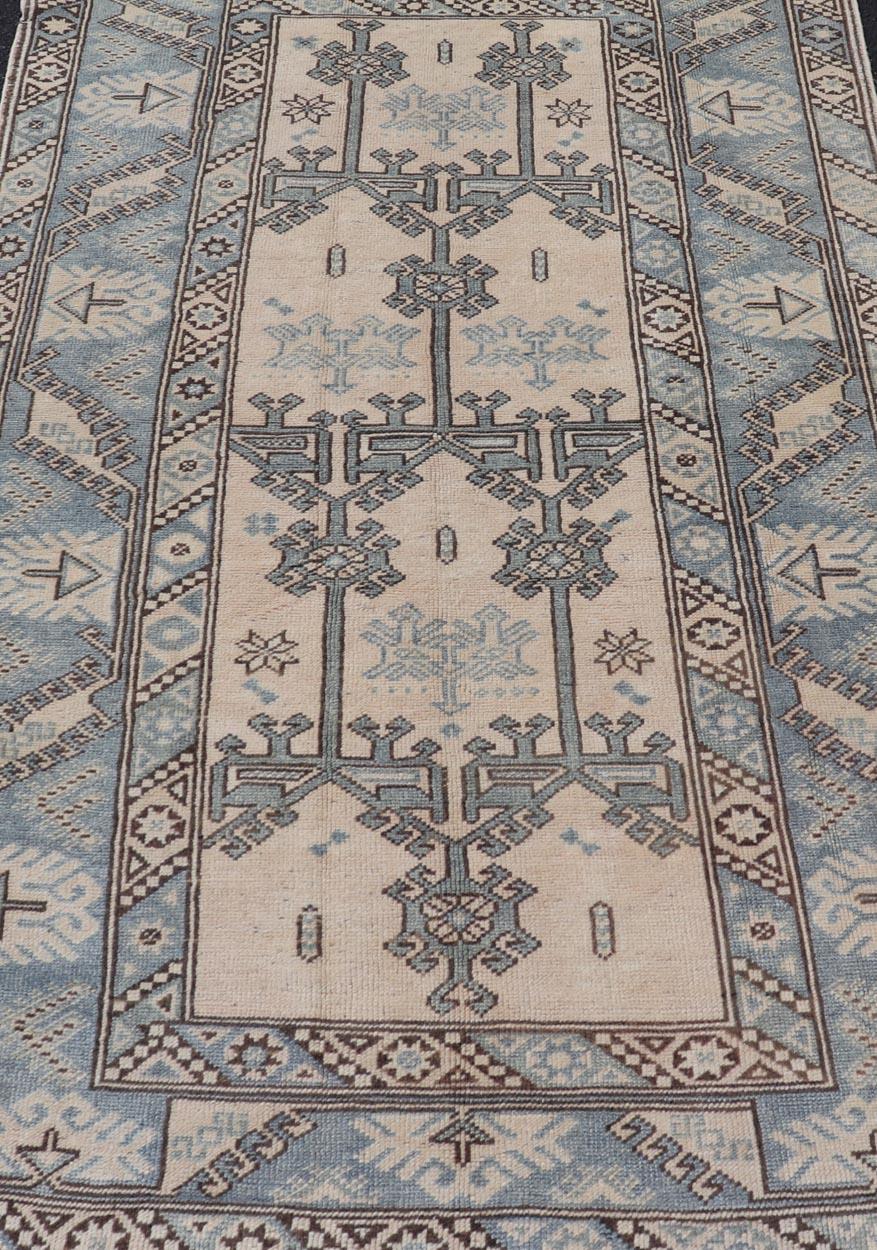 Maße: 4'1 x 6'9 
Vintage Turkish Oushak Rug In Warm Earth Tones and Geometric Patterns 4'1 x 6'9. Keivan Woven Arts / Teppich / EN-15382 Herkunftsland / Art: Türkei / Oushak 

Der fesselnde türkische Vintage-Oushak-Teppich besticht durch seine