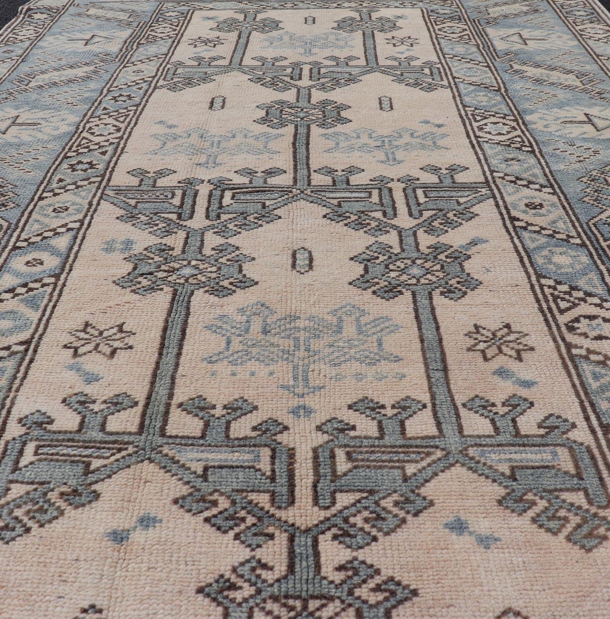 Türkischer Oushak-Teppich im Vintage-Stil in warmen Erdtönen und geometrischen Mustern, 4'1 x 6'9 (Handgeknüpft) im Angebot