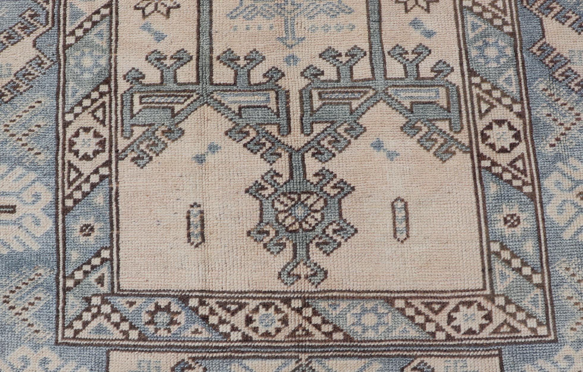 Türkischer Oushak-Teppich im Vintage-Stil in warmen Erdtönen und geometrischen Mustern, 4'1 x 6'9 im Zustand „Gut“ im Angebot in Atlanta, GA