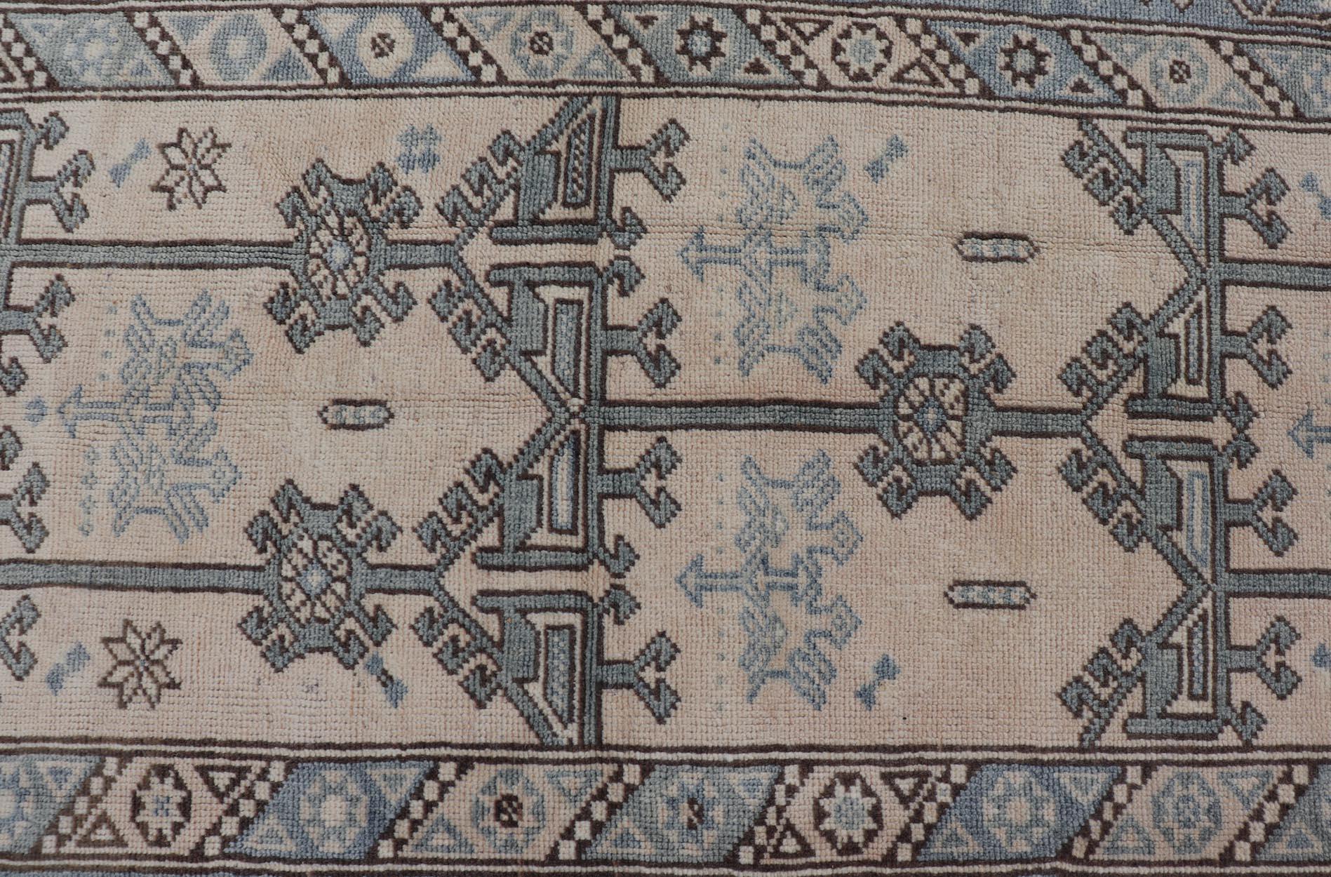 Türkischer Oushak-Teppich im Vintage-Stil in warmen Erdtönen und geometrischen Mustern, 4'1 x 6'9 (20. Jahrhundert) im Angebot