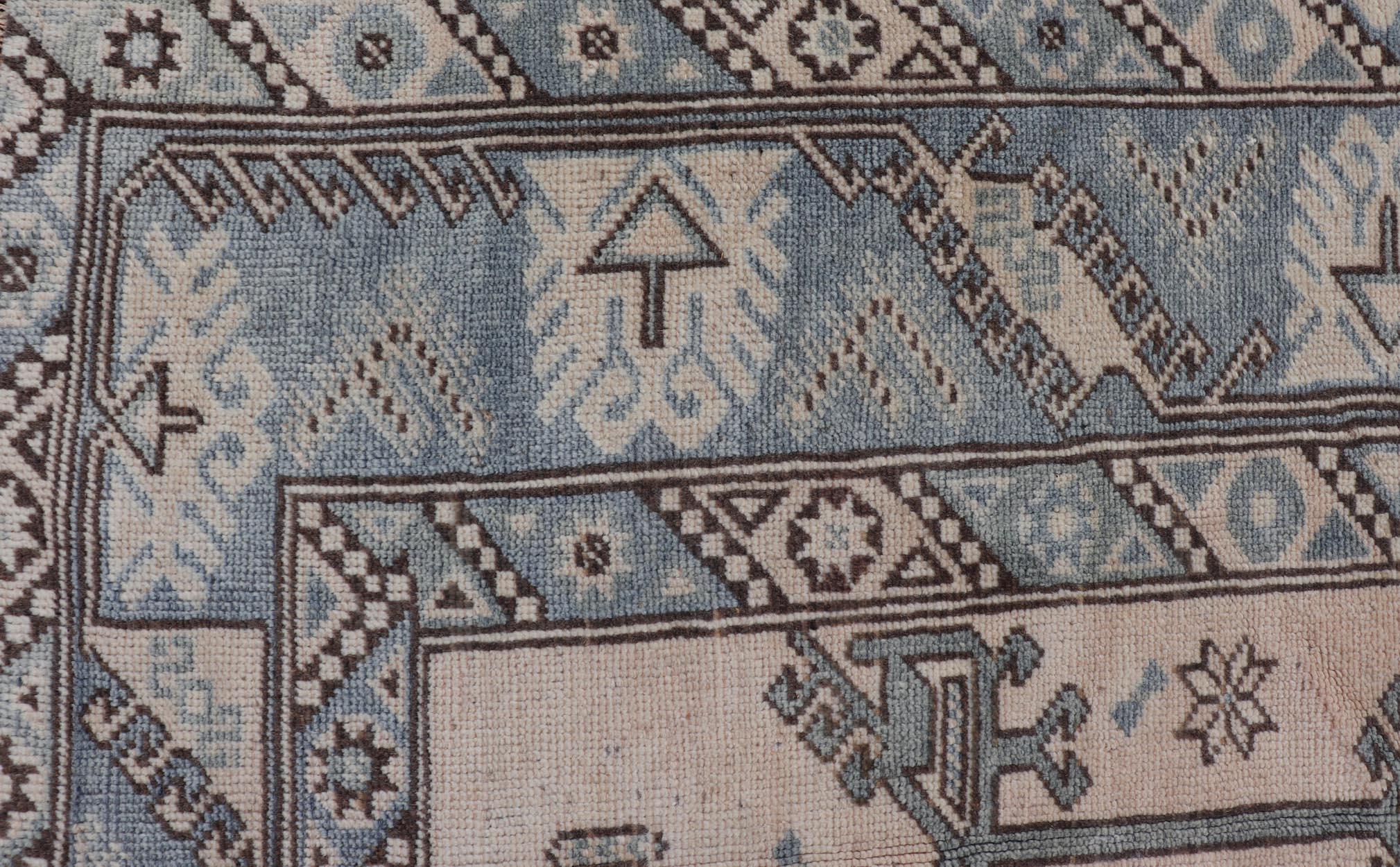 Türkischer Oushak-Teppich im Vintage-Stil in warmen Erdtönen und geometrischen Mustern, 4'1 x 6'9 (Wolle) im Angebot