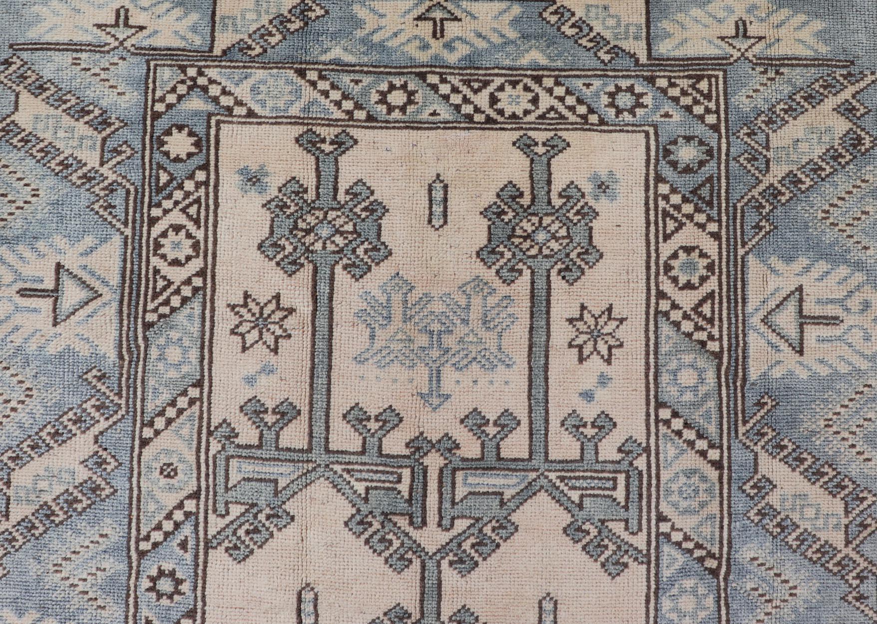 Türkischer Oushak-Teppich im Vintage-Stil in warmen Erdtönen und geometrischen Mustern, 4'1 x 6'9 im Angebot 1