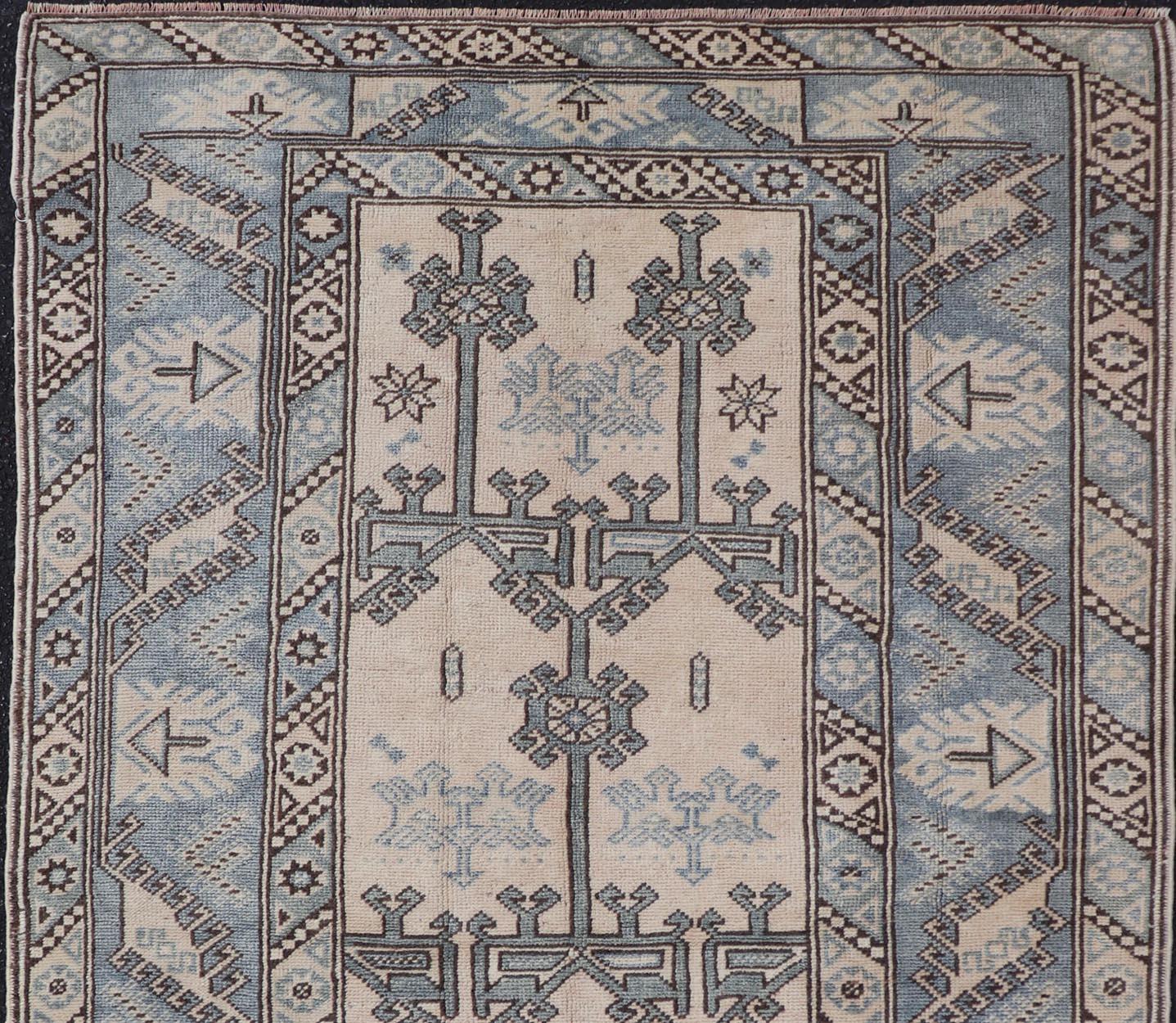 Türkischer Oushak-Teppich im Vintage-Stil in warmen Erdtönen und geometrischen Mustern, 4'1 x 6'9 im Angebot 2