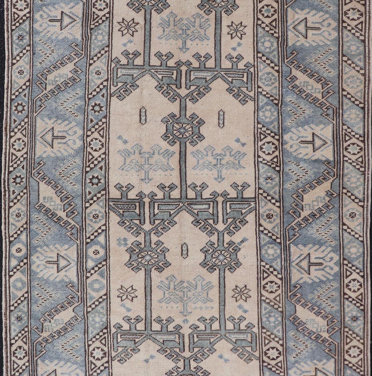 Türkischer Oushak-Teppich im Vintage-Stil in warmen Erdtönen und geometrischen Mustern, 4'1 x 6'9 im Angebot 3