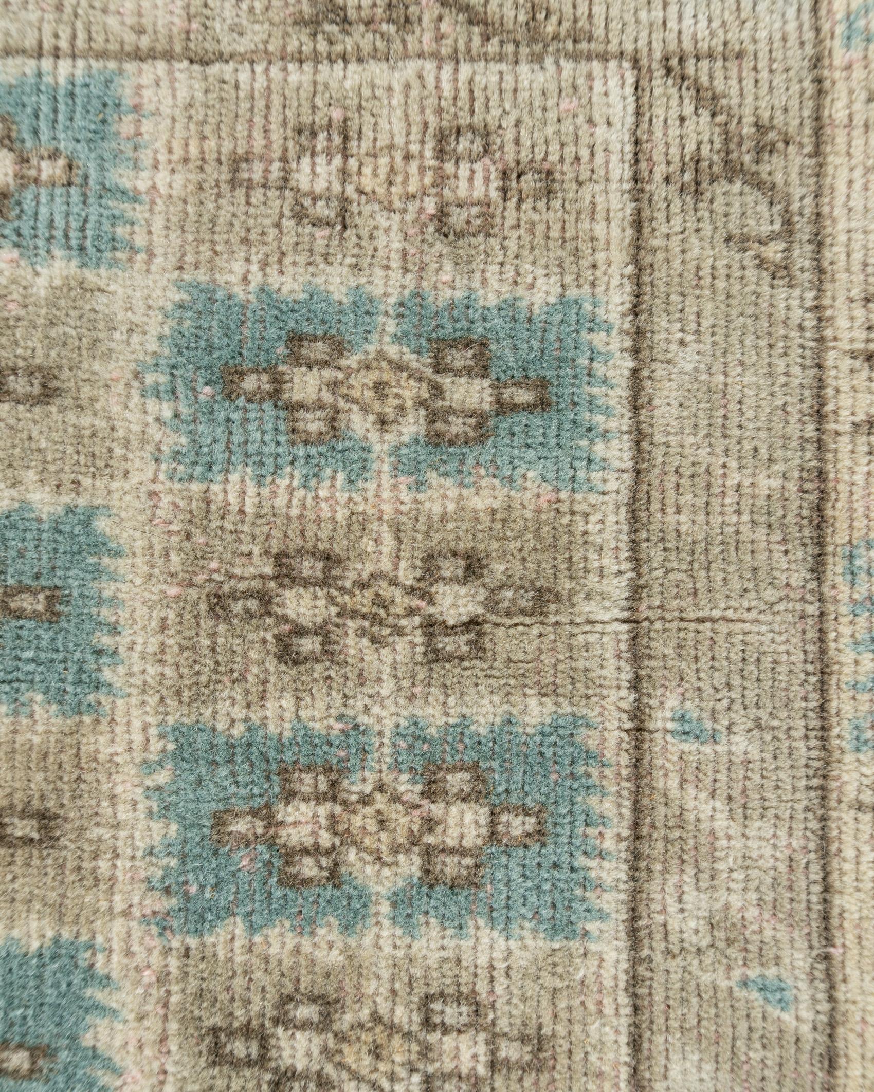 Tapis Oushak turc vintage légèrement vieilli 6'4 X 8'. Très légèrement usé. Ces tapis attrayants conviennent à une grande variété d'endroits, mais l'effet significatif des Oushaks est qu'ils rassemblent l'espace, le rendant confortable et