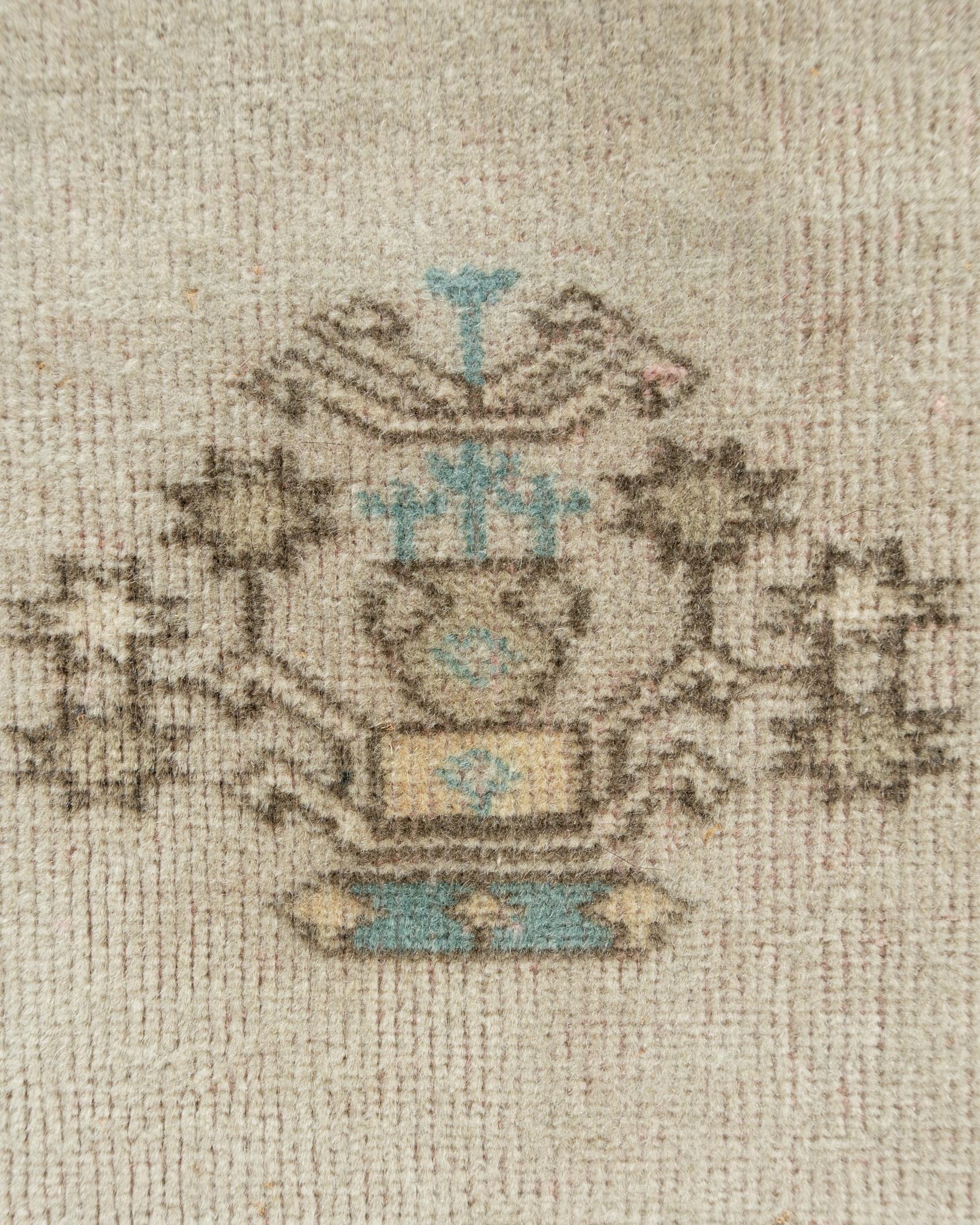 Tapis en laine turque Oushak Vintage Circa 1940 Légèrement Déformé 6'4 x 8'. Bon état - En vente à New York, NY