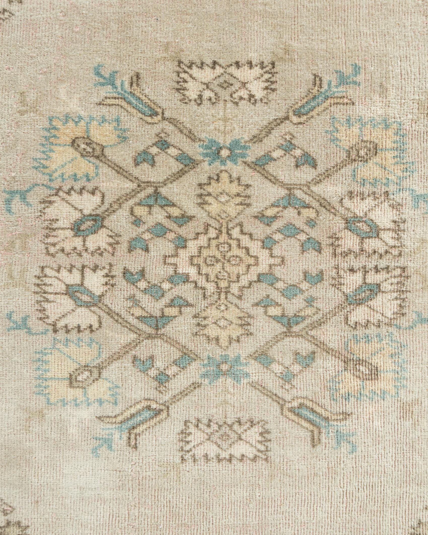 20ième siècle Tapis en laine turque Oushak Vintage Circa 1940 Légèrement Déformé 6'4 x 8'. en vente