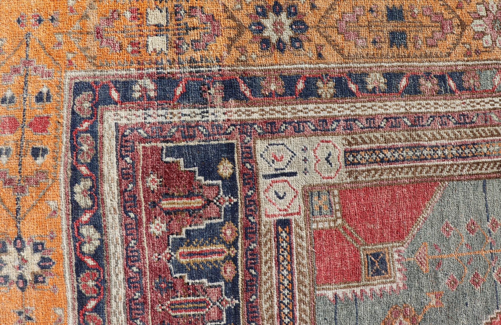 Turc Tapis turc Oushak vintage avec médaillon rouge, gris et orange en vente