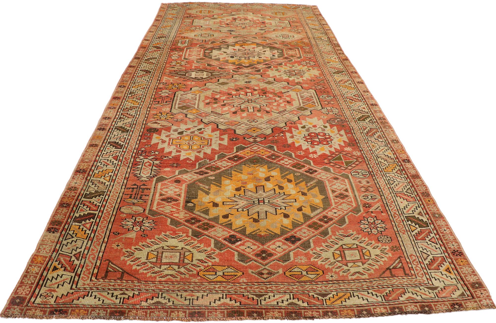 Türkischer Oushak-Teppich im Vintage-Stil, Nomaden-Enchantment Meets Stammes-Flair (Handgeknüpft) im Angebot