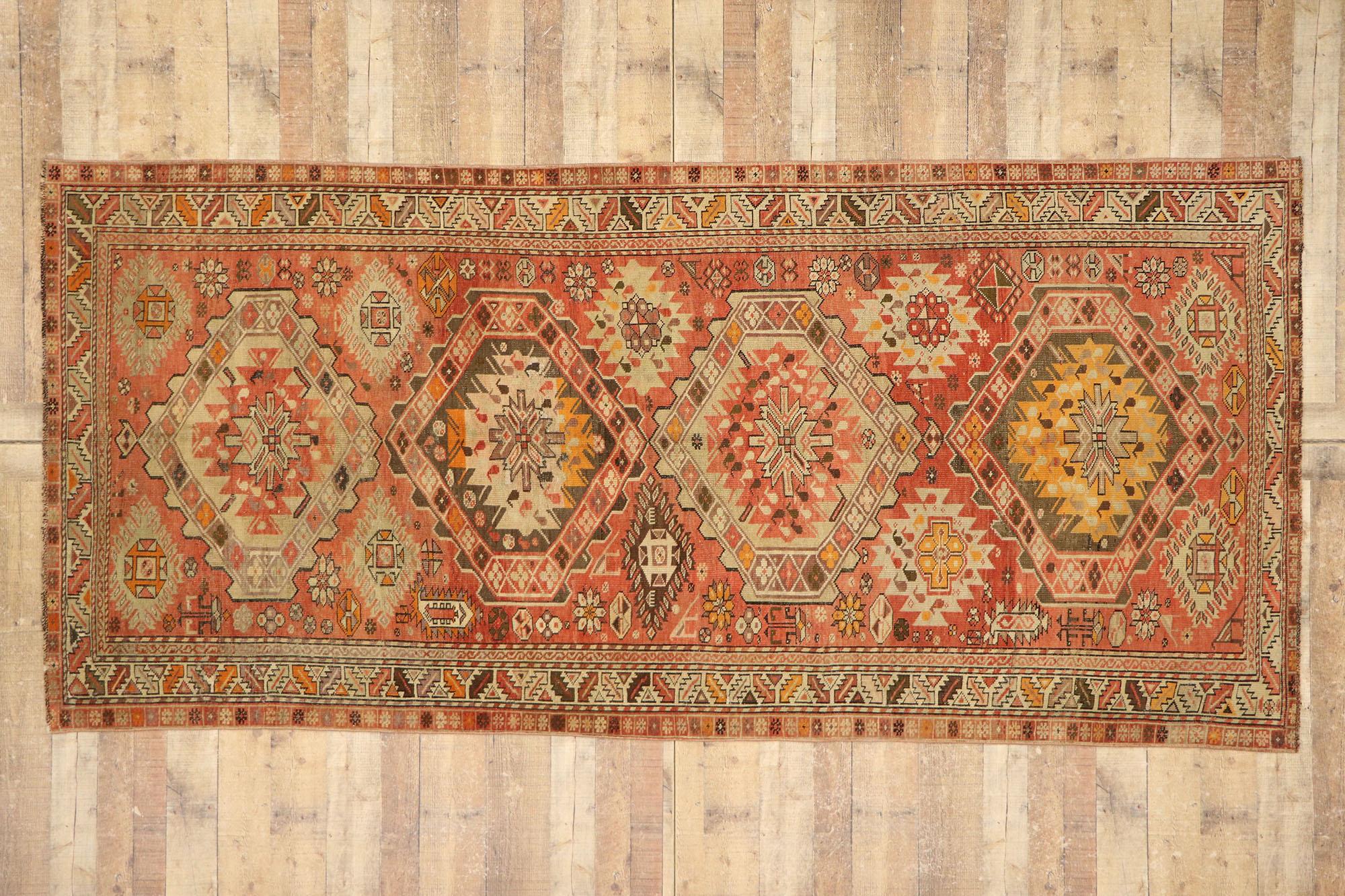 Türkischer Oushak-Teppich im Vintage-Stil, Nomaden-Enchantment Meets Stammes-Flair im Angebot 2