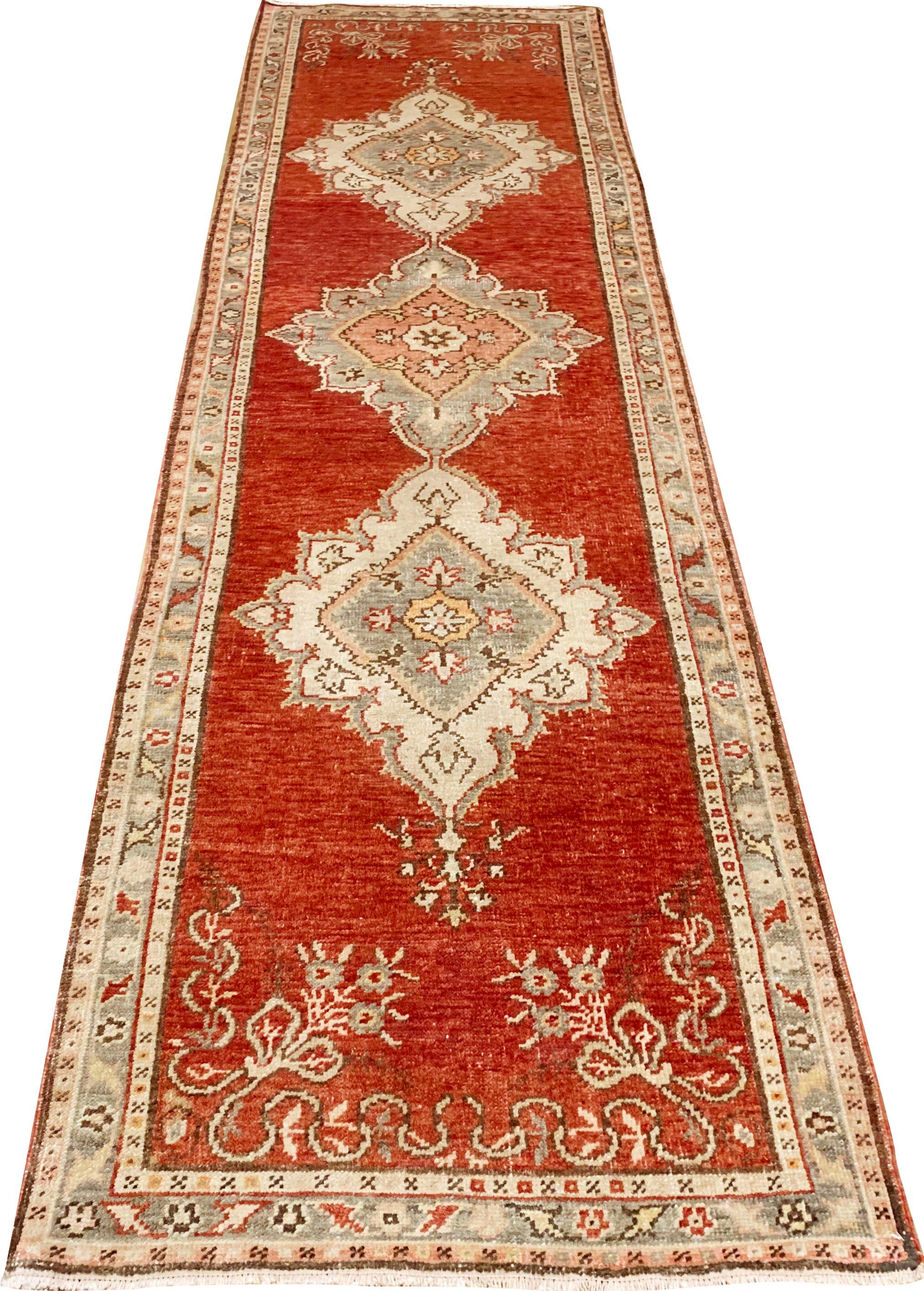 Türkischer Oushak-Teppich-Läufer im Vintage-Stil, 2'9 x 10'9 cm im Zustand „Gut“ im Angebot in New York, NY
