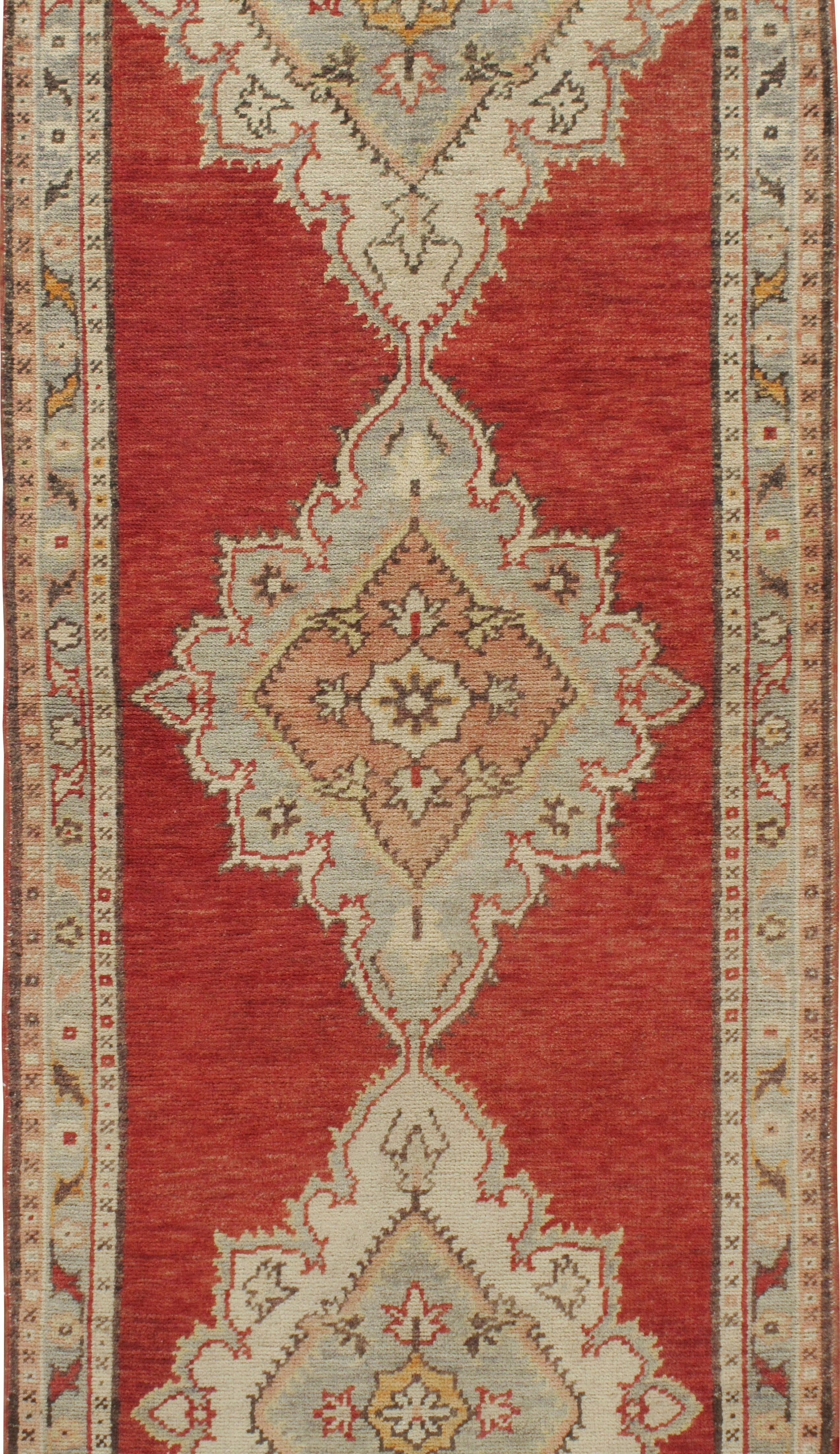 Türkischer Oushak-Teppich-Läufer im Vintage-Stil, 2'9 x 10'9 cm (Wolle) im Angebot