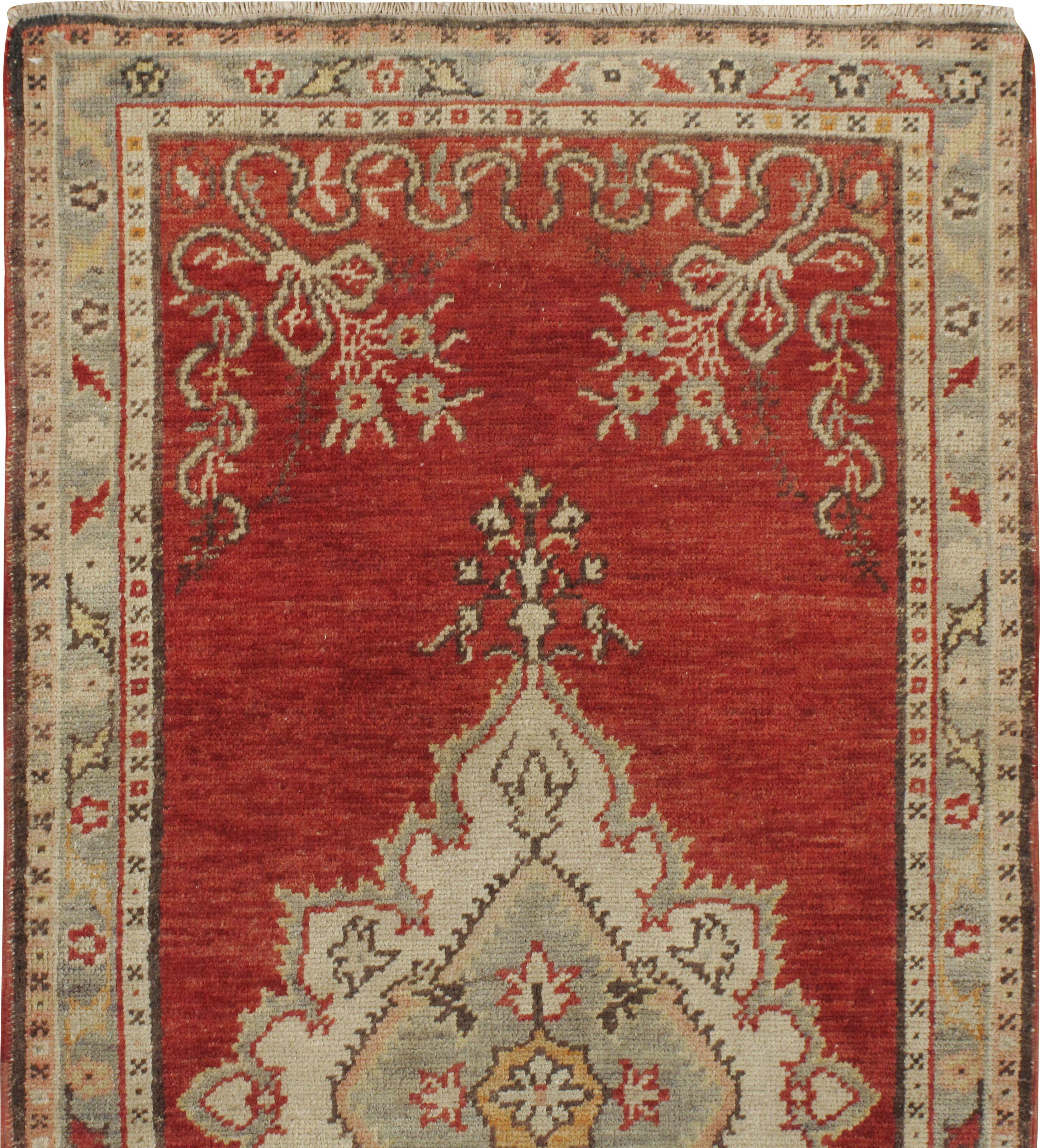 Türkischer Oushak-Teppich-Läufer im Vintage-Stil, 2'9 x 10'9 cm im Angebot 1