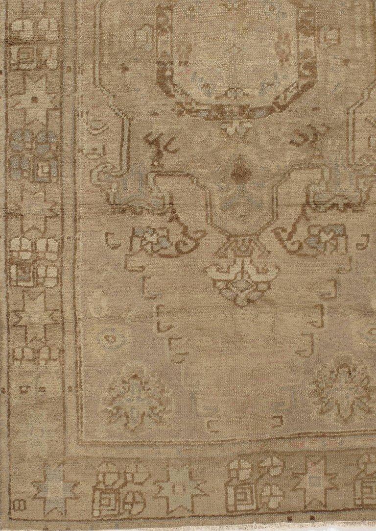 Tapis turc vintage Oushak Runner, 3'10 x 7'8. Caractère, tradition, motif et palette convergent dans ce magnifique tapis turc semi-ancien noué à la main, tissé dans la petite ville d'Oushak, au centre-ouest de l'Anatolie. La ville de tissage de