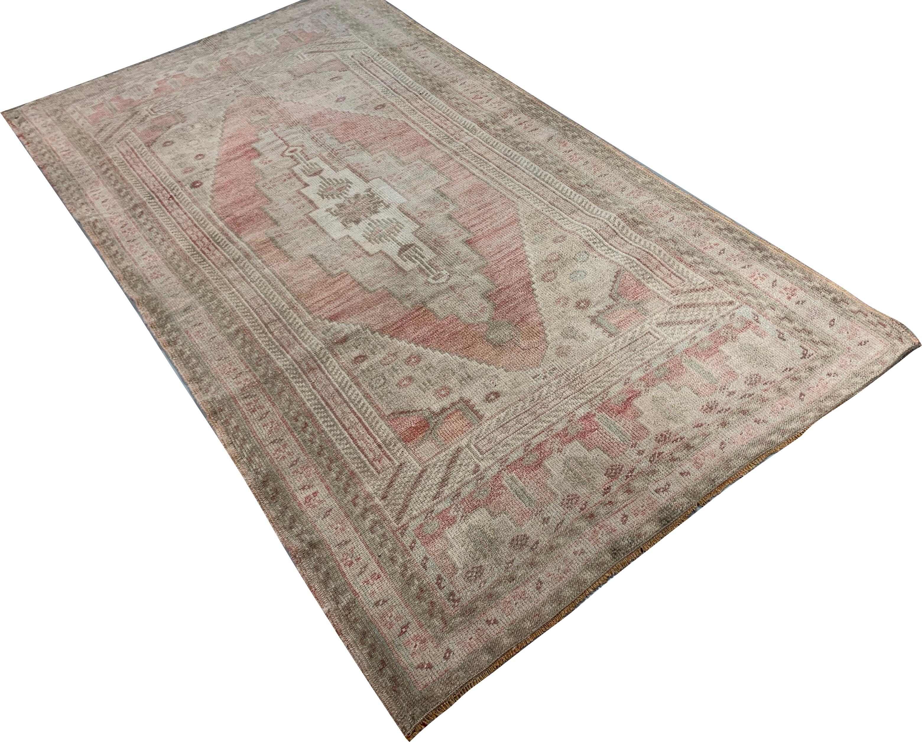 Tapis turc vintage Oushak, 3'4' x 6'1'. Les Oushak sont connus pour leurs palettes douces combinées à un dessin excentrique. C'est à Oushak, dans l'ouest de la Turquie, que l'on trouve la plus longue histoire continue de tissage de tapis, remontant