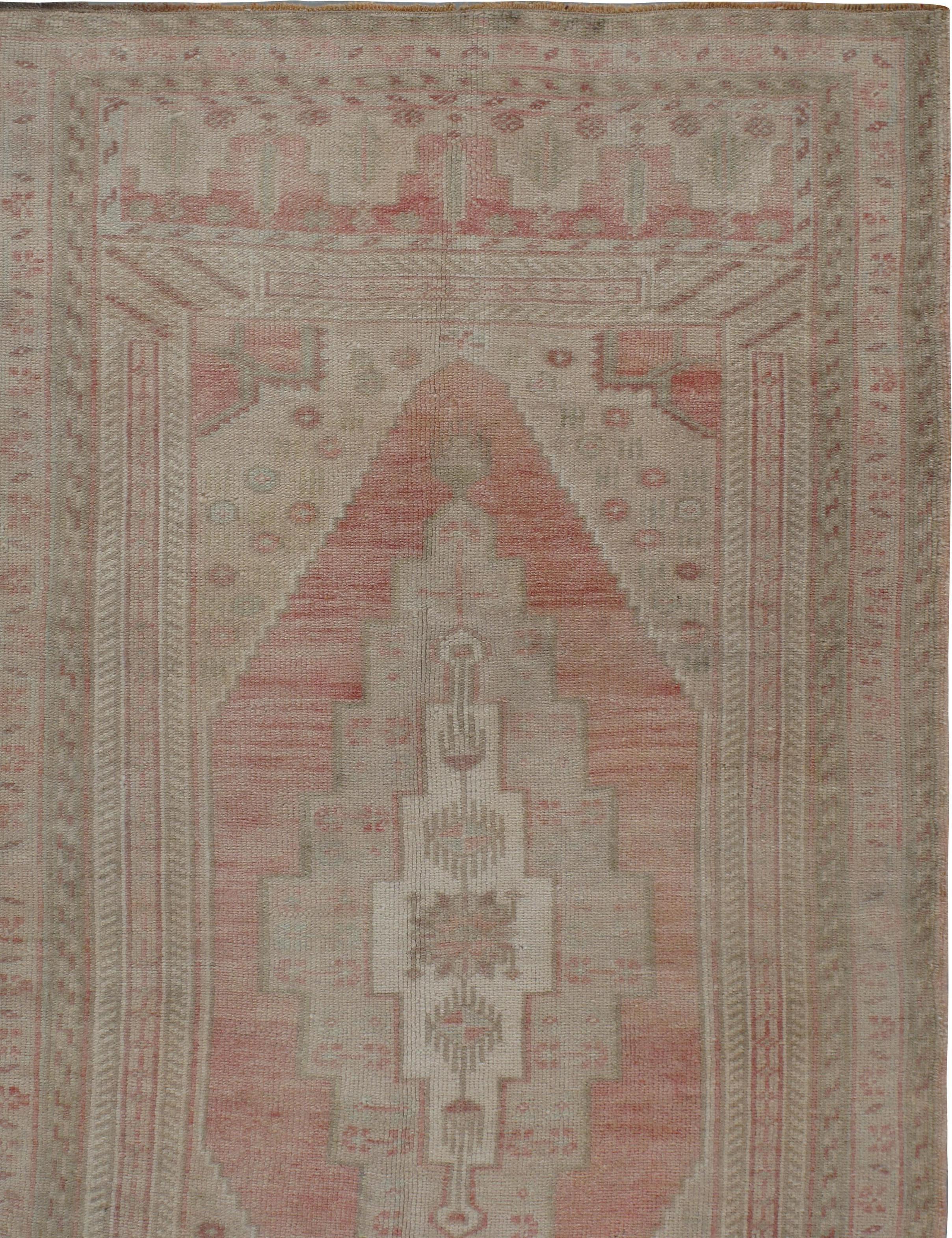 Türkischer Oushak-Teppich-Läufer im Vintage-Stil  3'4 x 6'1 (Wolle) im Angebot